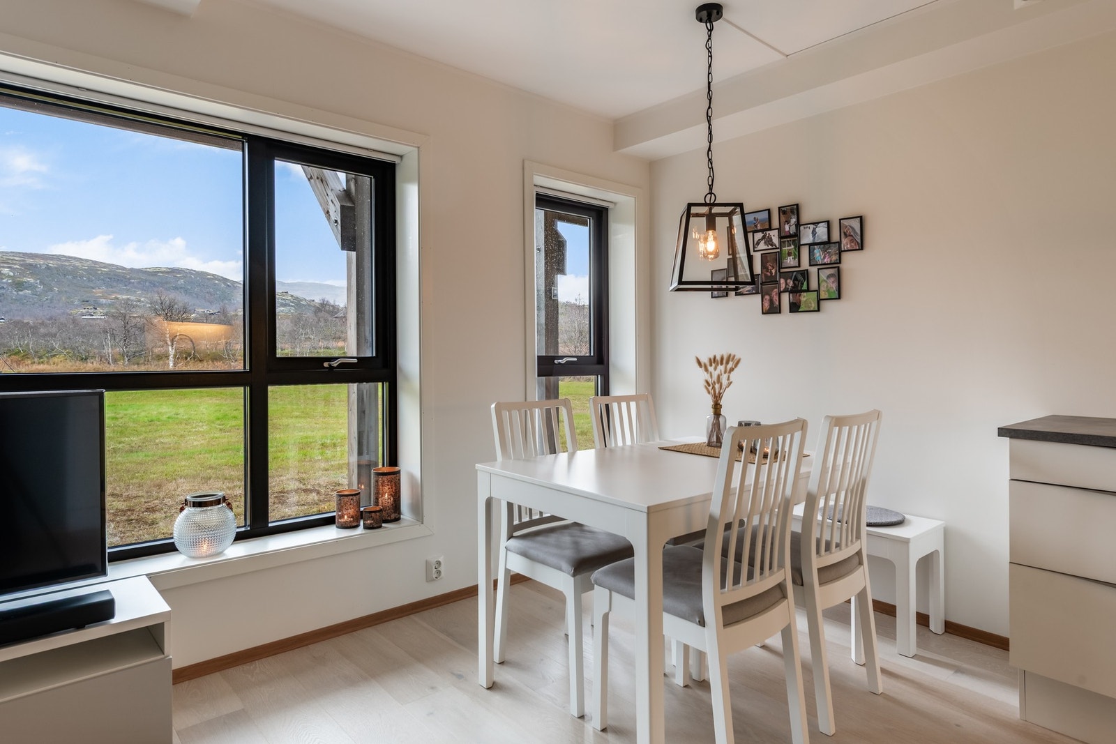 Spisestuen inviterer til hyggelige stunder i godt selskap Galleribilde