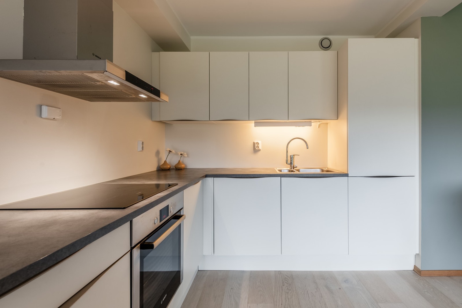 Lyst kjøkken, med god benke- og oppbevaringsplass Galleribilde