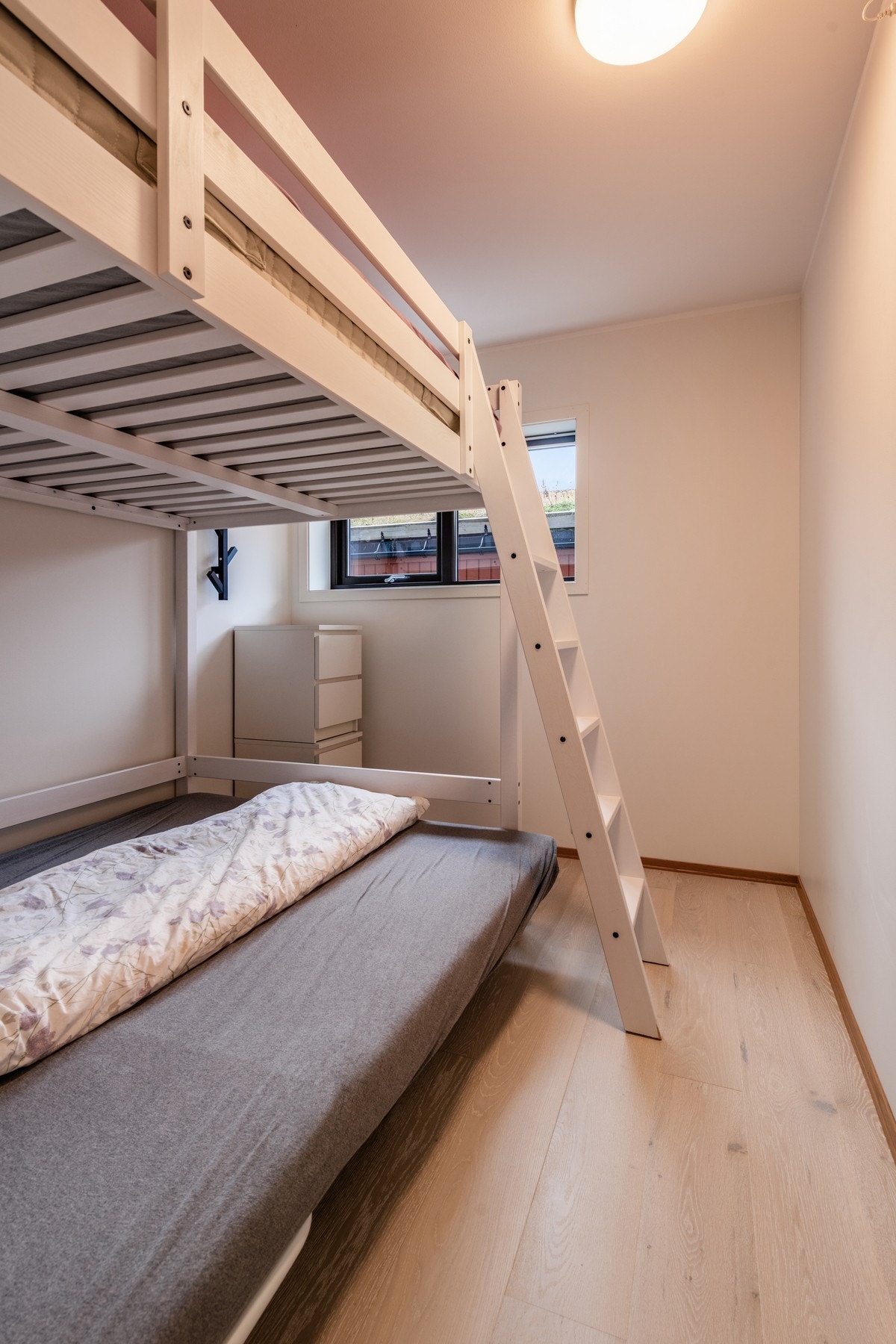 Soverom med god plass til køyeseng og kommode eller klesskap Galleribilde