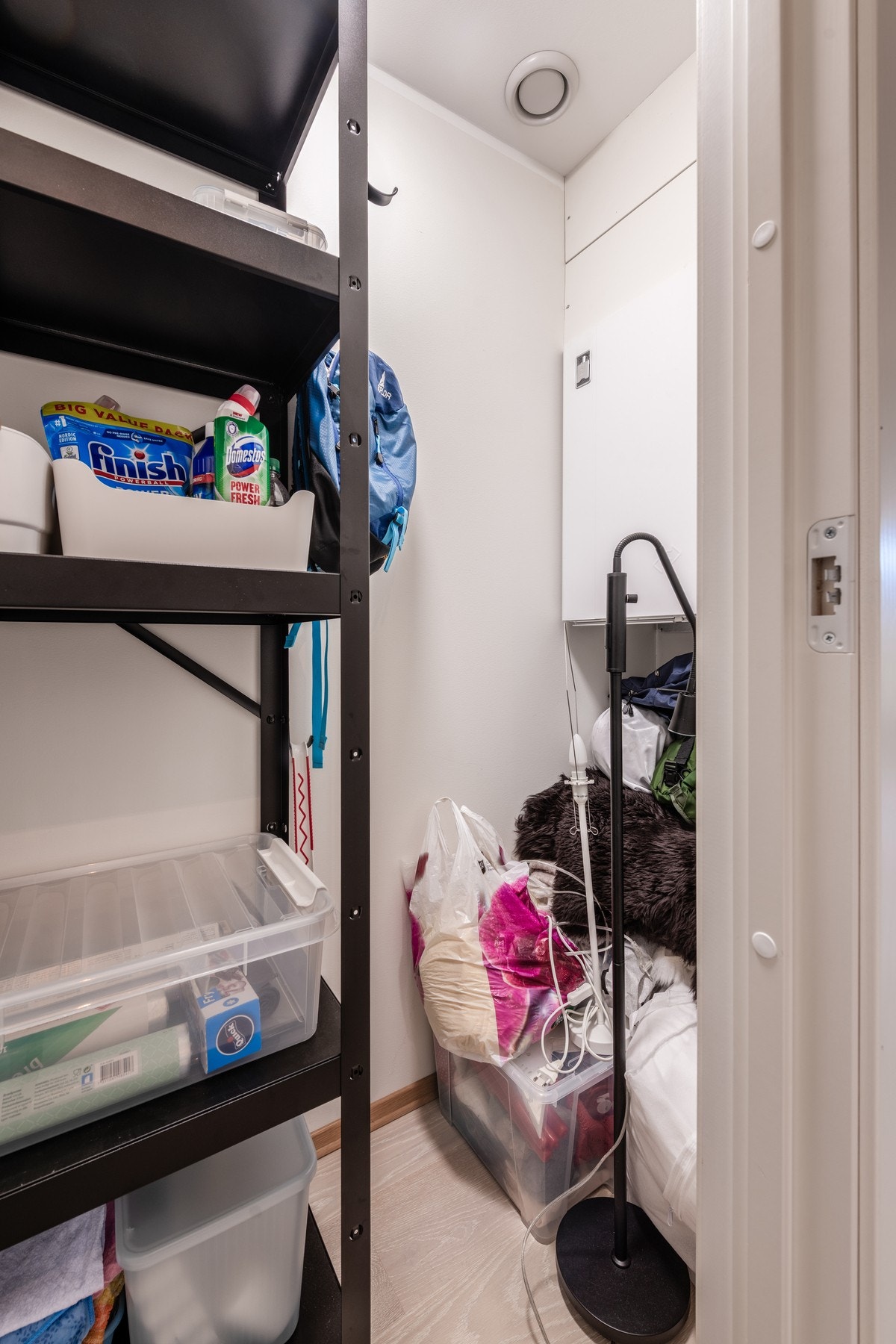 Teknisk rom som også brukes som bod Galleribilde