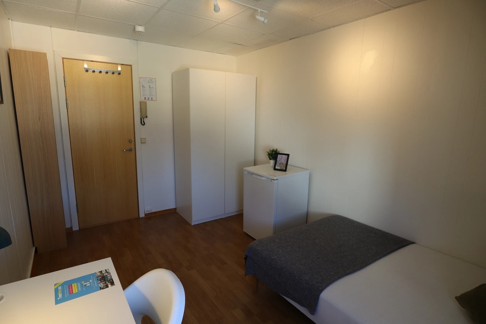 Hyblene er møblerte med seng, garderobeskap og skrivepult. Bredbånd og strøm er inkludert i husleien! Galleribilde