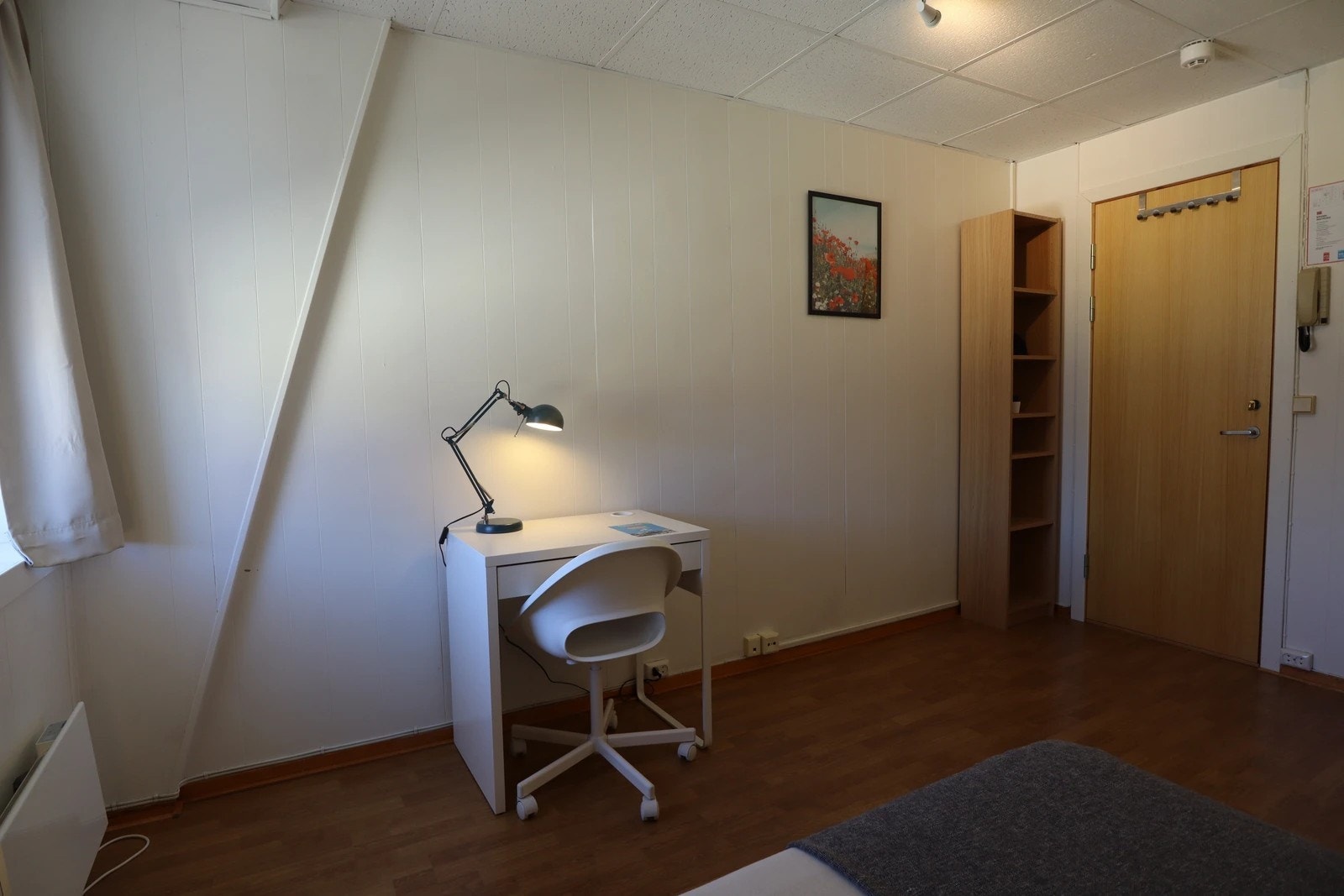 Hyblene er møblerte med seng, garderobeskap og skrivepult. Bredbånd og strøm er inkludert i husleien! Galleribilde