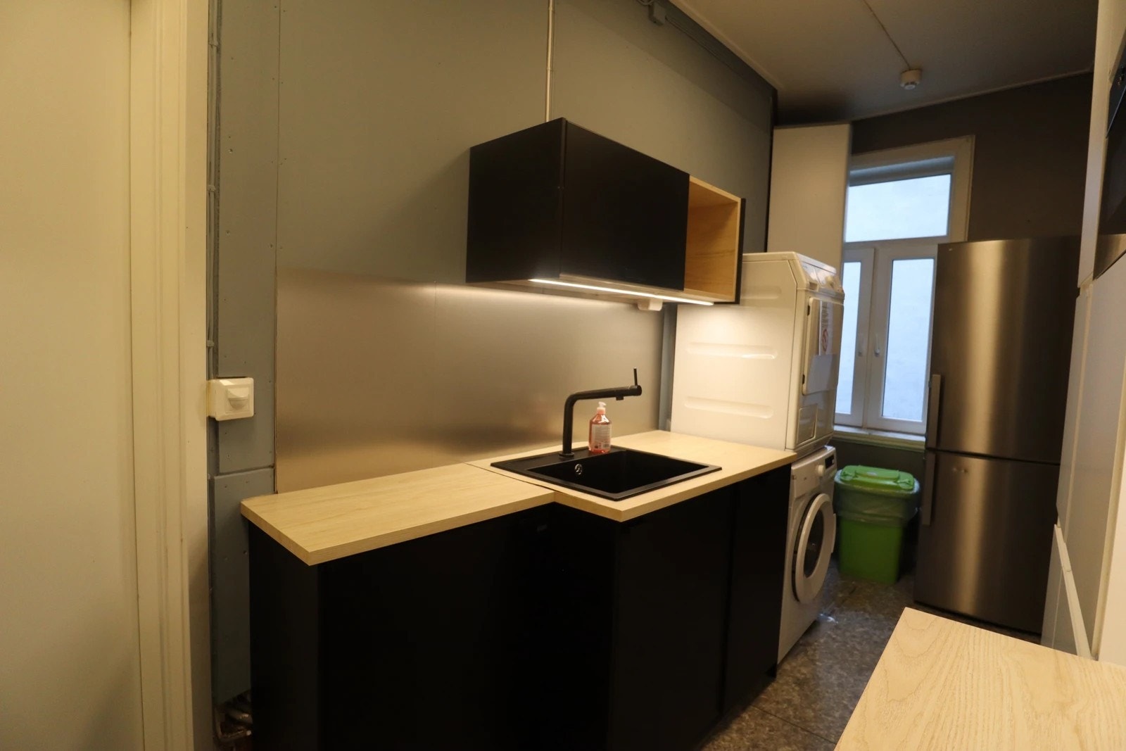 Hybelboere i bygget har tilgang på felles kjøkken og bad, samt vaskerom. Ukentlig vask av fellesarealer utføres av vaskebyrå, og er inkludert i husleien! Galleribilde