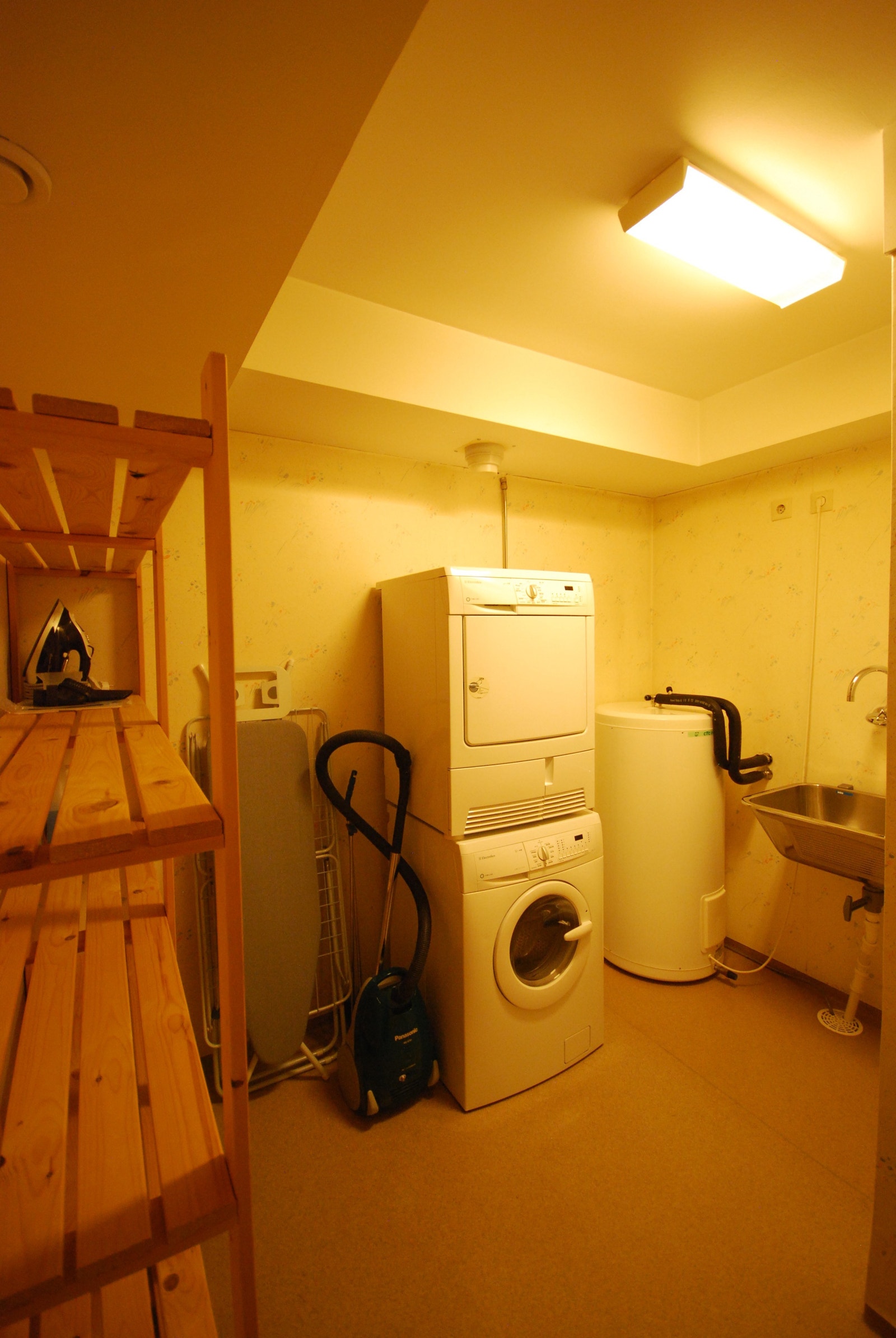 Vaskerom og bod / Laundry and storage room Galleribilde