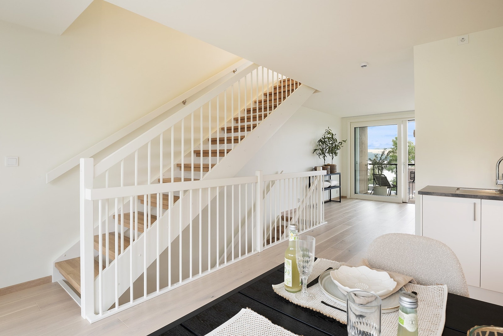 3. etasje består av 2 soverom, bad/wc og stue med utgang til takterrasse Galleribilde