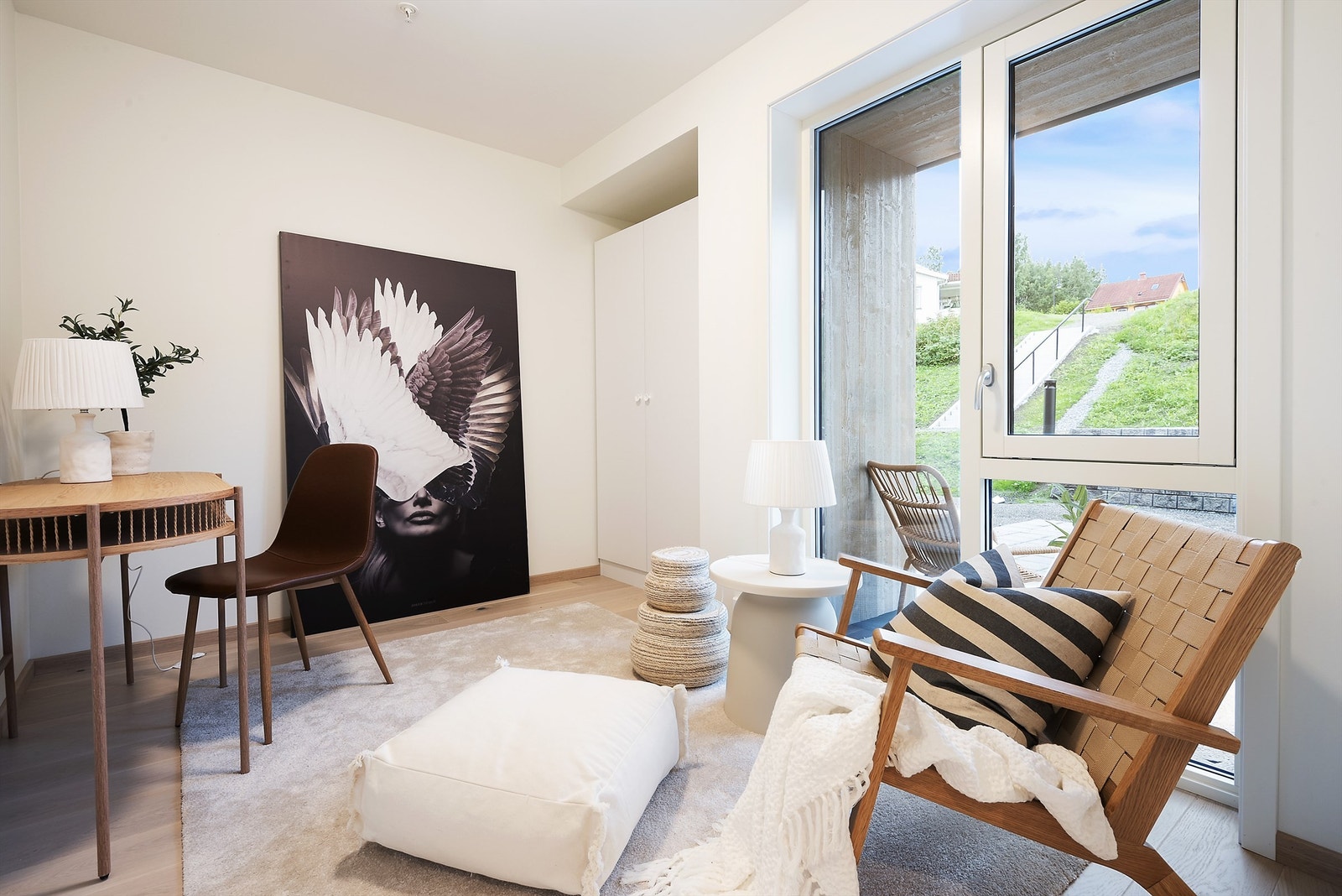 Det andre soverommet i 1.etasje er innbydende og romslig, innredet med garderobeskap Galleribilde