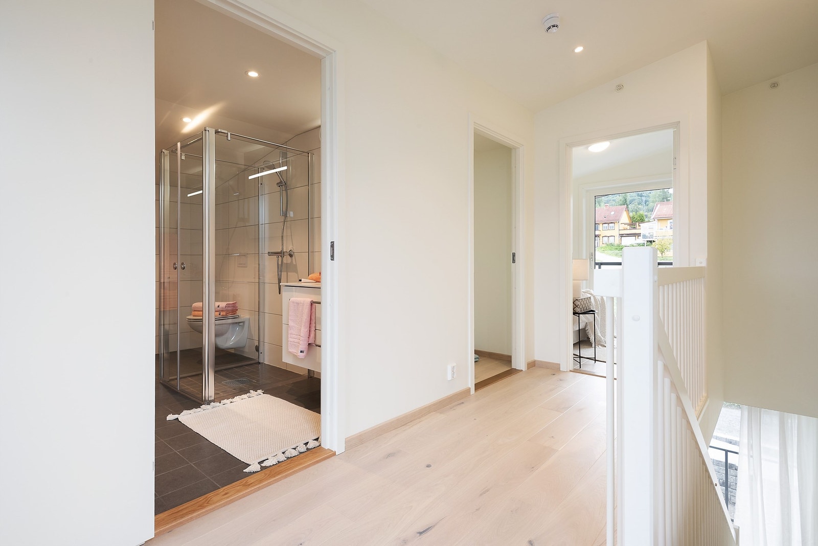 Det er tilgang til et pent flislagt bad og to soverom i 3.etasje Galleribilde