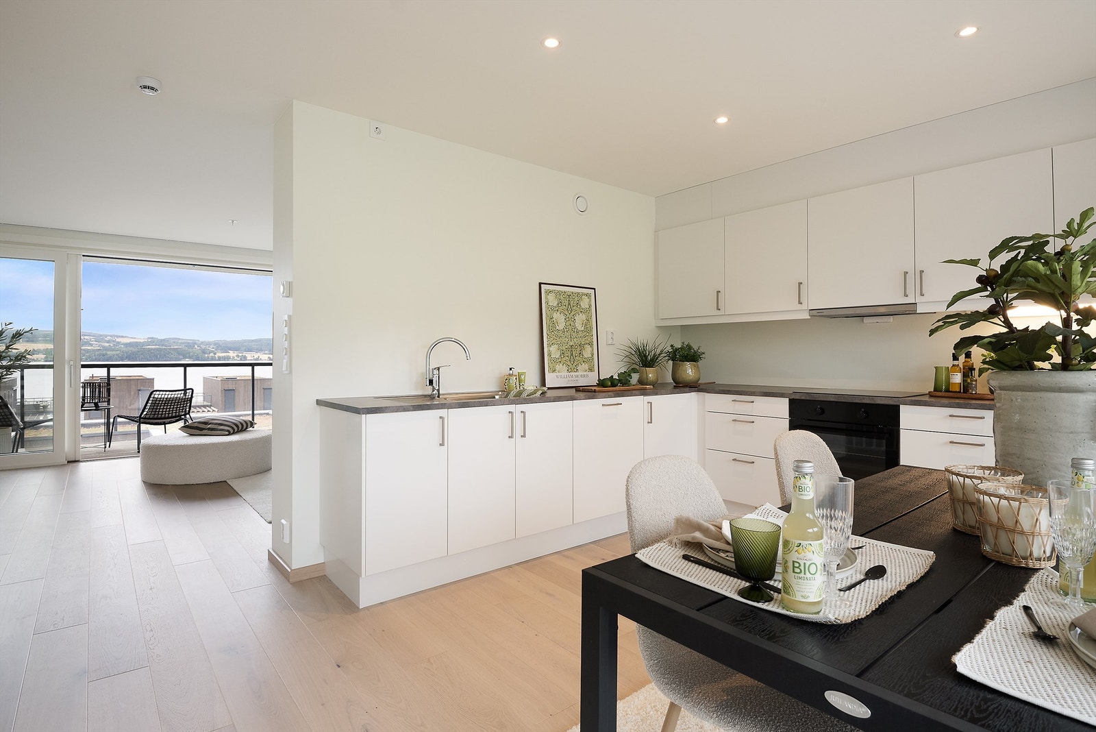 Mørk grå laminert benkeplate og oppvaskkum med blandebatteri. Galleribilde