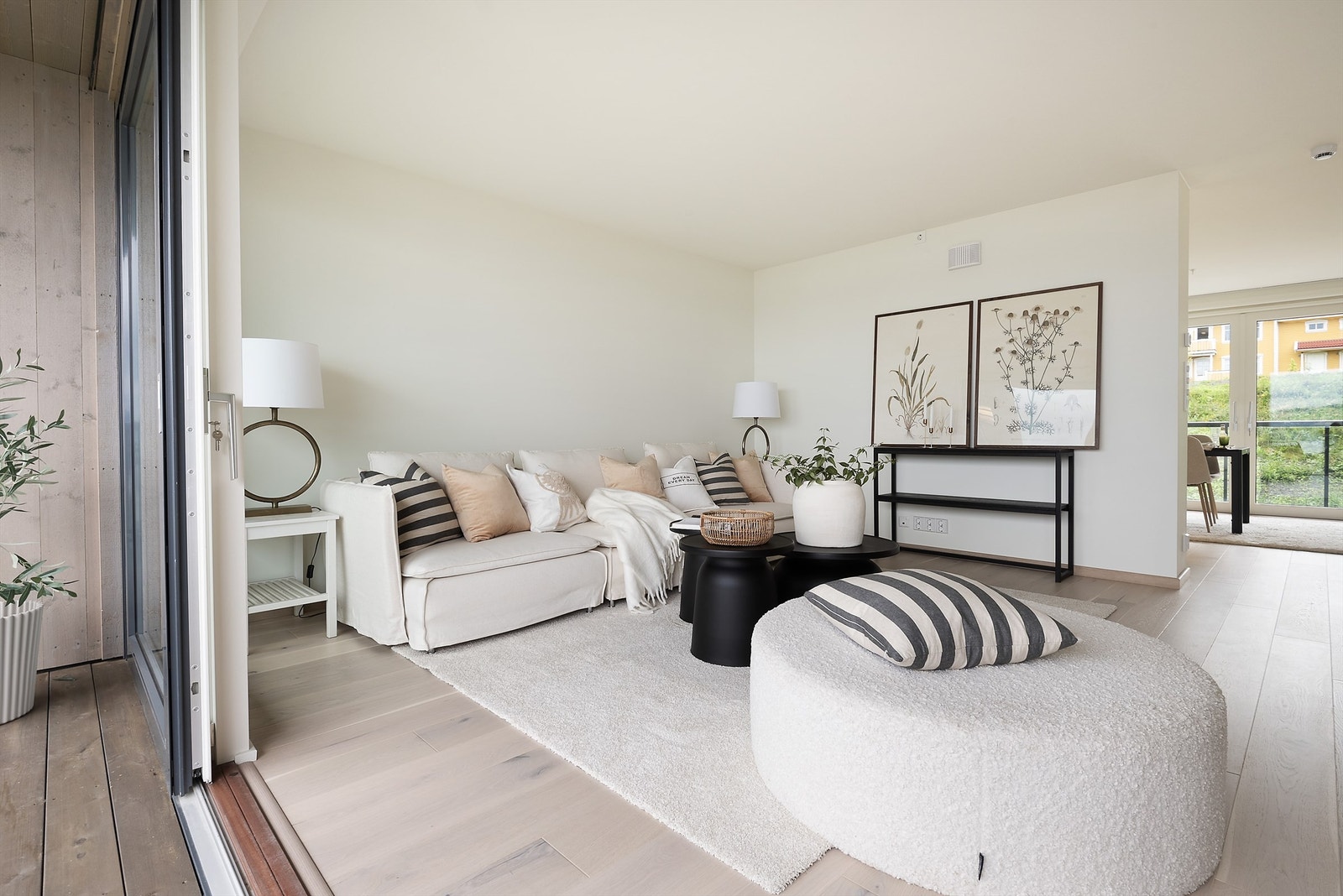 Stuen har godt med innfall av lys fra de store vindusflatene Galleribilde