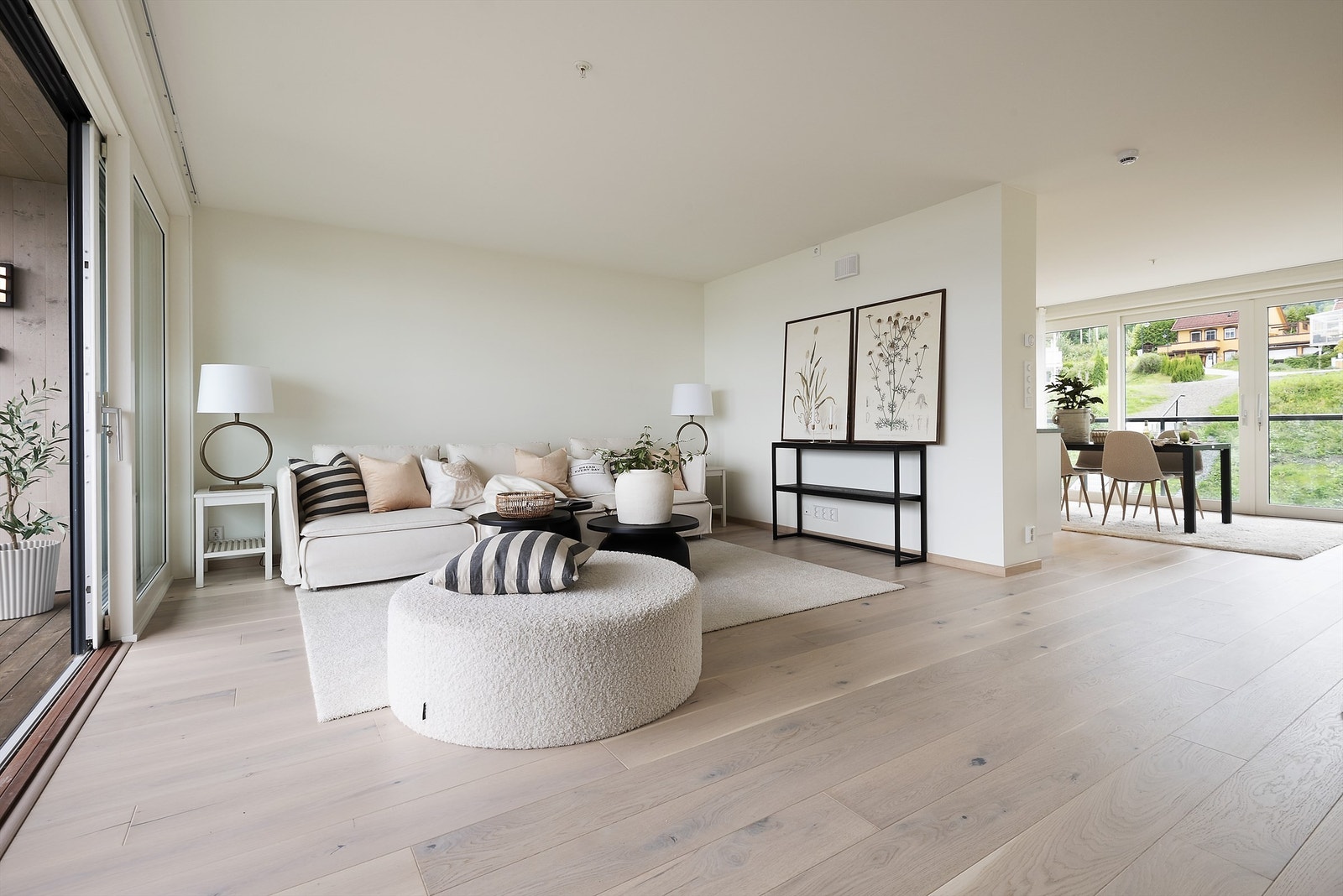 Store vinduer fra tak til gulv og store skyvedører gir masse lys og luft Galleribilde