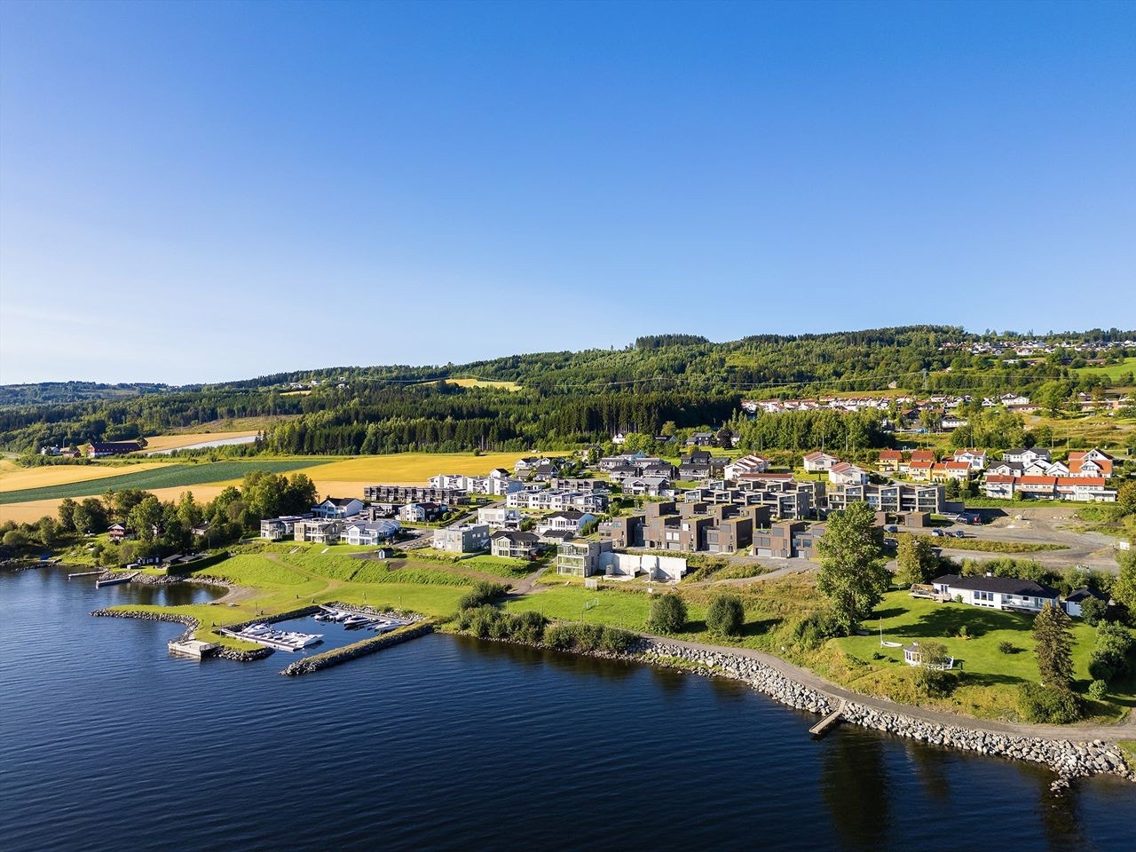 Boligområdet har en helt fantastisk beliggenhet. De aller fleste boligene vil få nydelig utsikt og alle vil nyte godt av nærheten til Mjøsa, friområdene og småbåthavna! Galleribilde