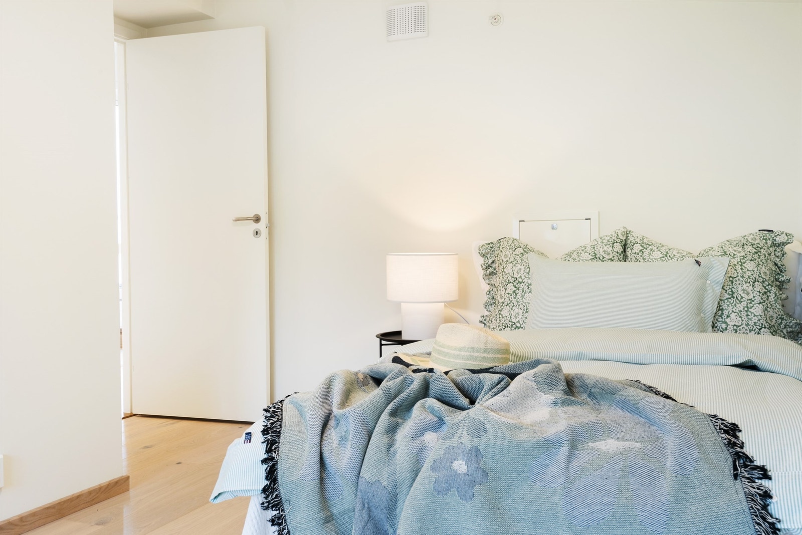 Lyst og innbydende soverom med moderne detaljer Galleribilde