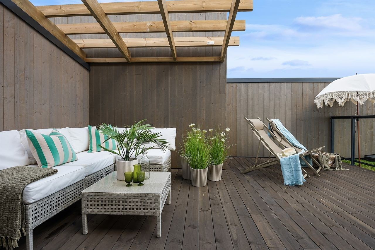 Takterrassen er delvis overbygd med pergola. Her vil du sitte både usjenert og lunt! Galleribilde