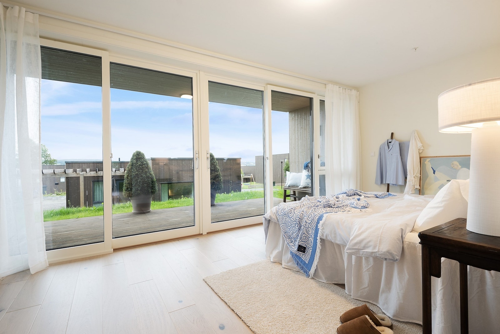 Lys og romslig soverom med store vinduer og terrasse mot Mjøsa. Galleribilde