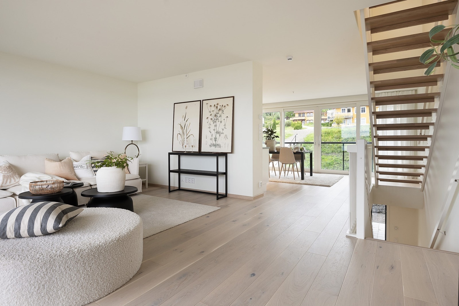 Hovedetasjen består av gjennomgående kjøkken og stue med flotte balkonger på begge sider. Galleribilde