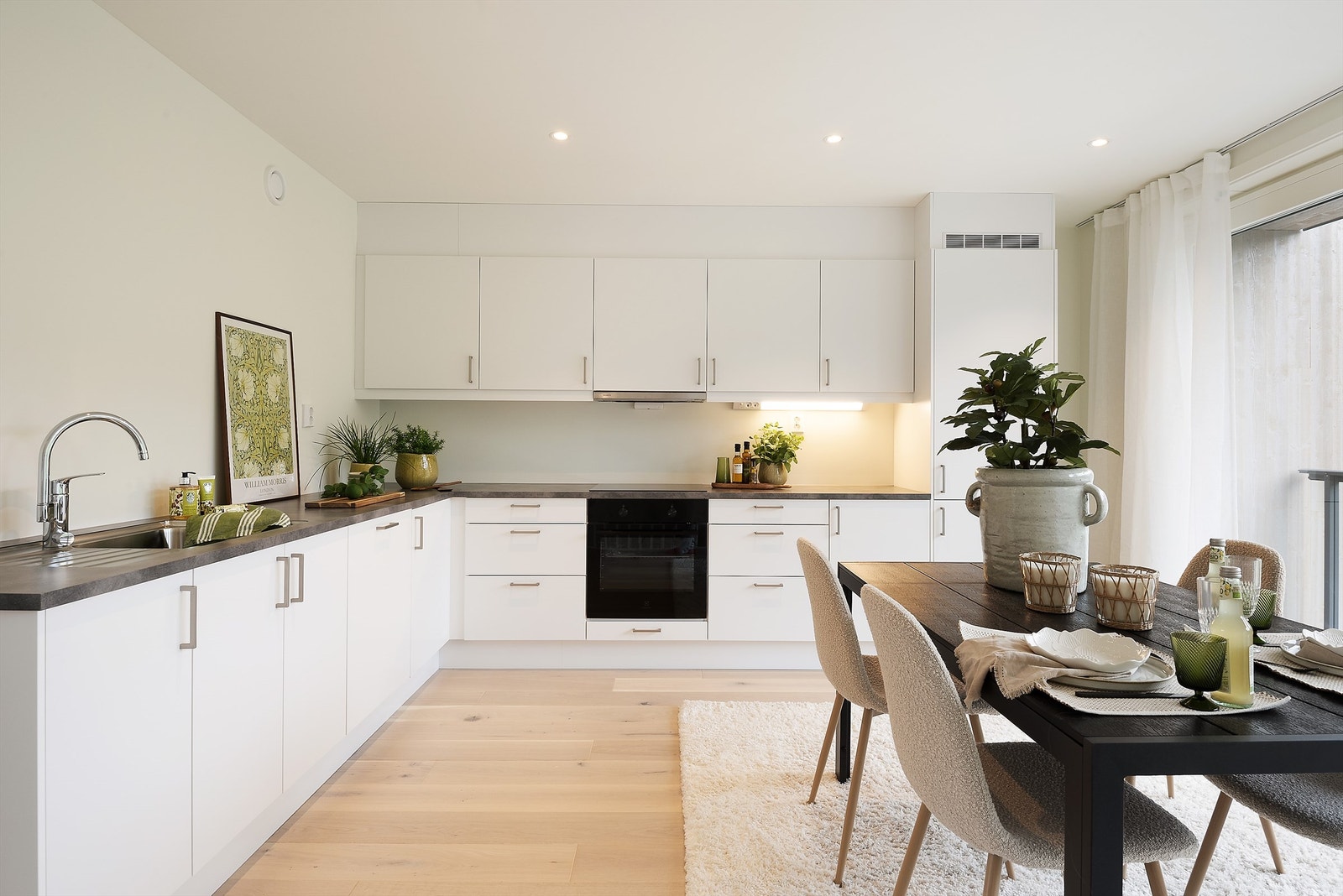 Kjøkkenet har godt med benke og skapplass. Galleribilde