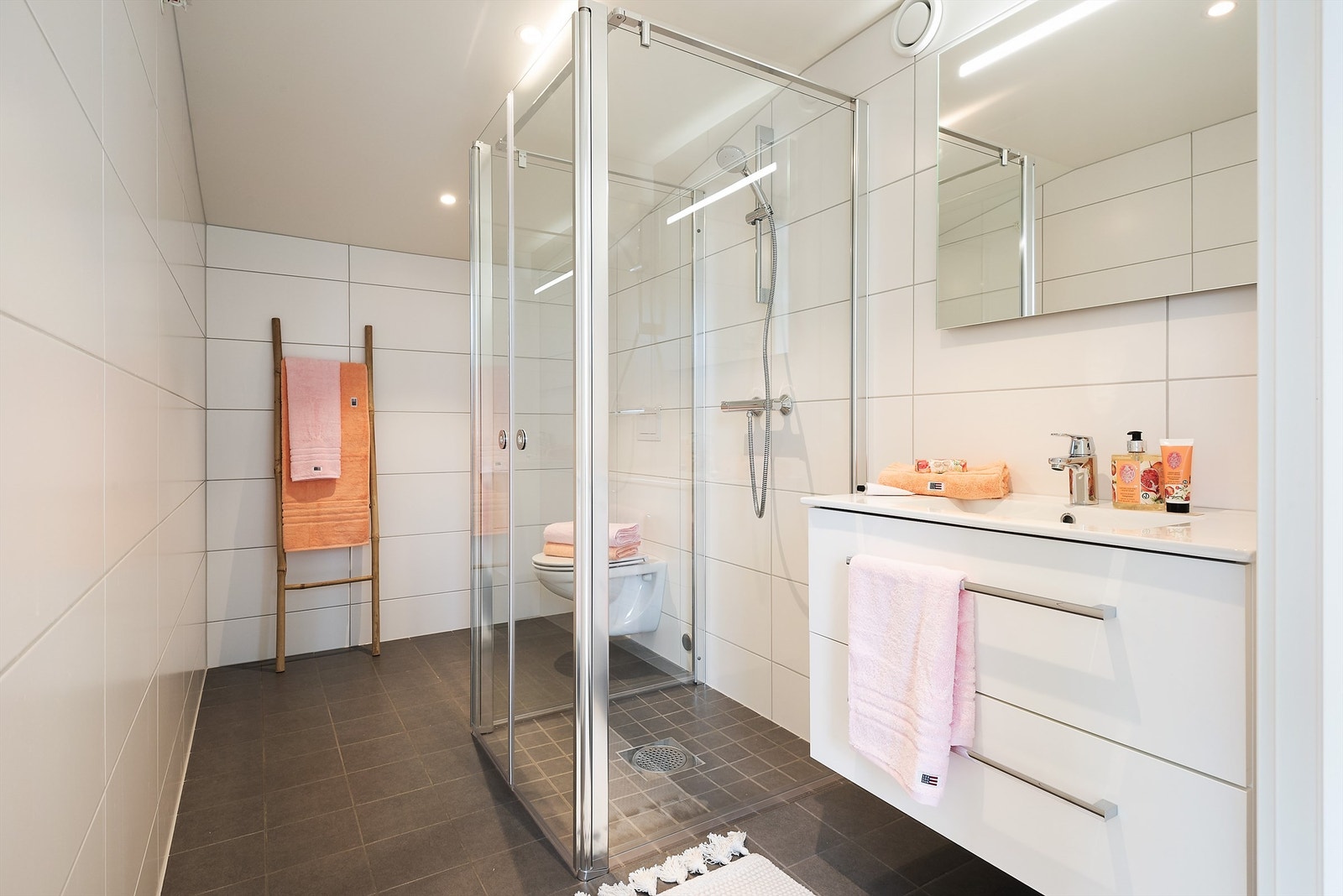 Pent innbydende flislagt baderom i 3.etasje Galleribilde