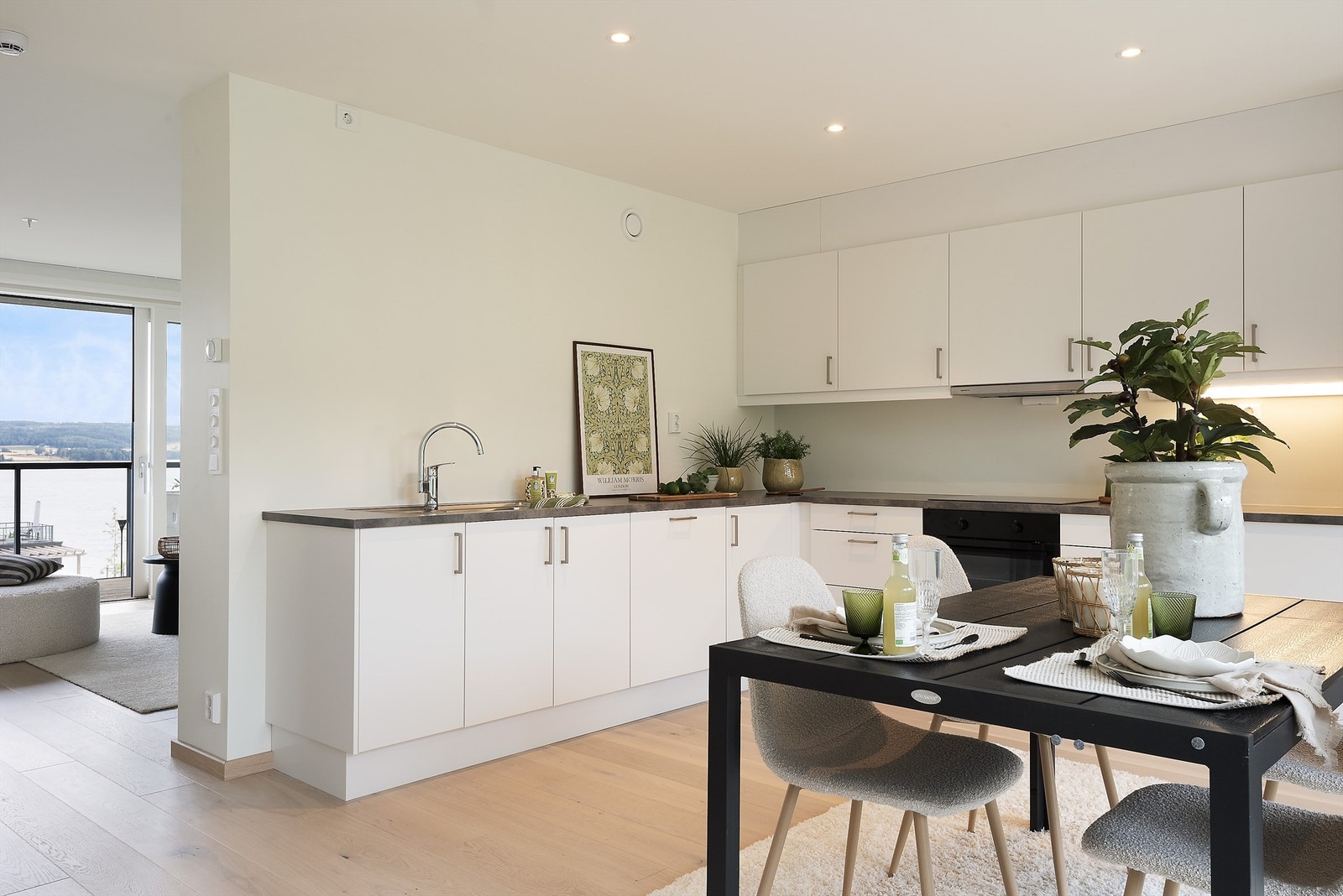 Mørk grå laminert benkeplate og oppvaskkum med blandebatteri. Galleribilde