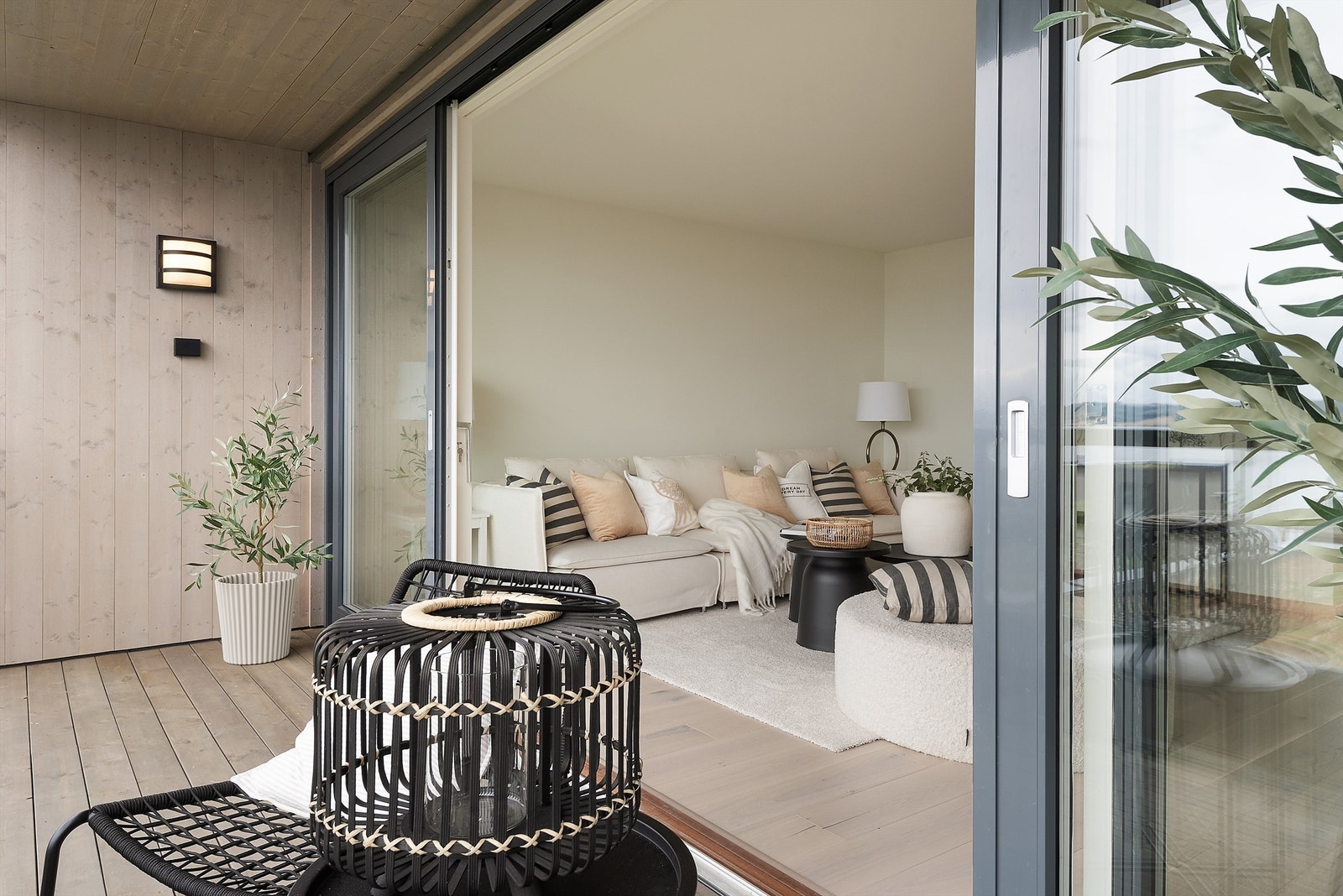 Boligen er fordelt over tre plan og hver etasje har uteplasser mot Mjøsa og mot sørvest. Galleribilde