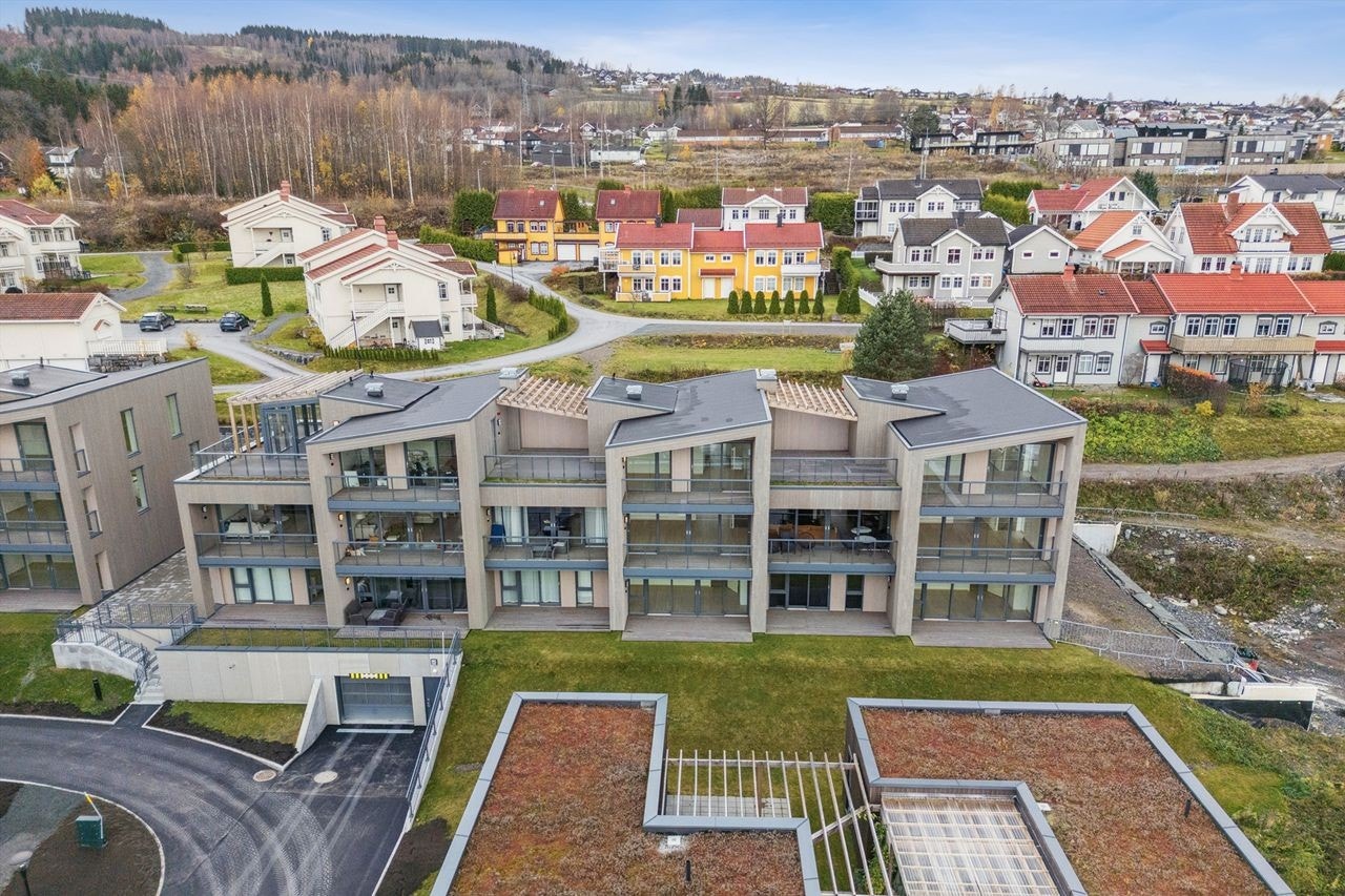 Stor underjordisk garasjekjeller. 2 plasser medfølger her. Galleribilde