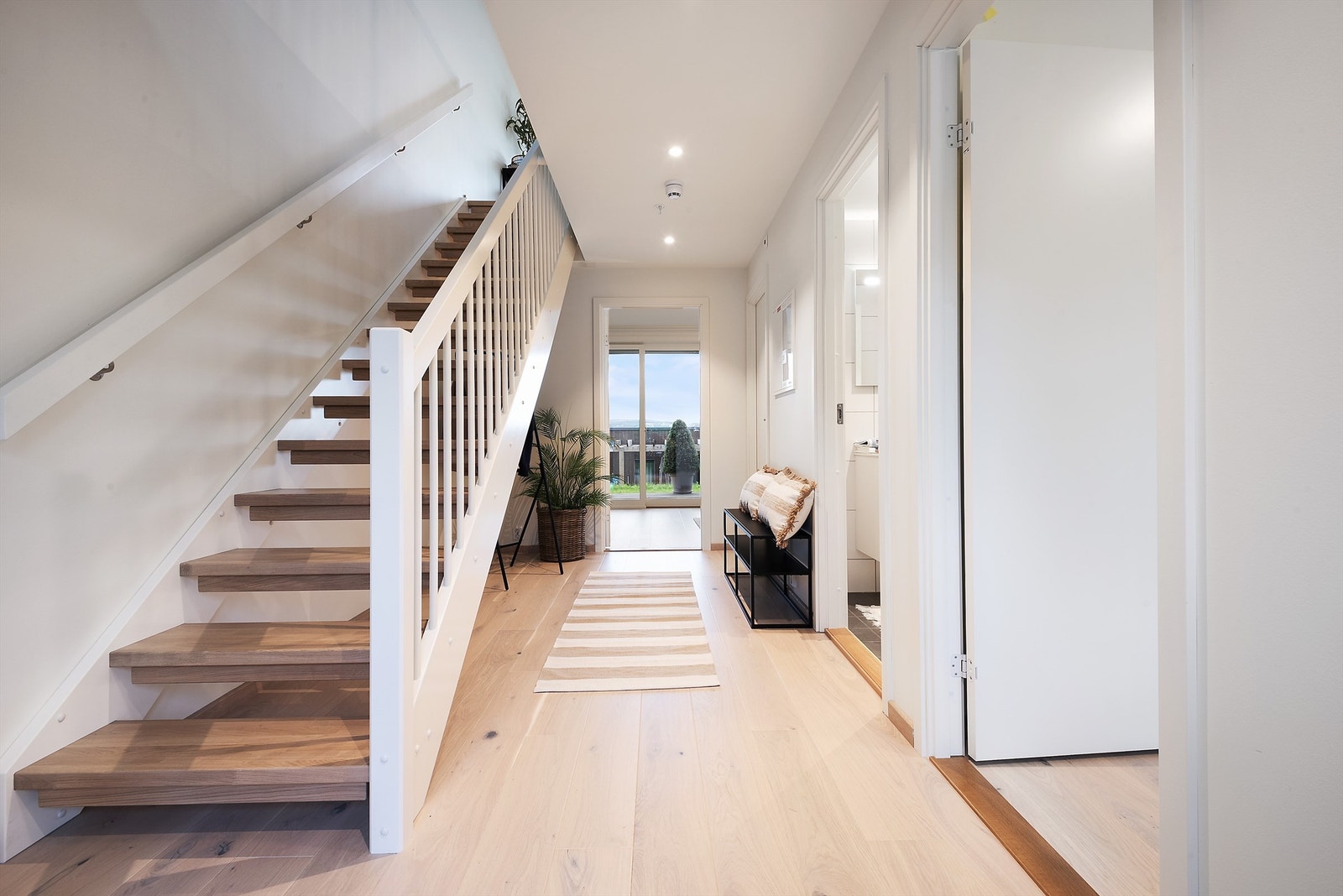 1. etasje består av vindfang, trappegang, bad/wc, bod og 2 trivelige soverom Galleribilde