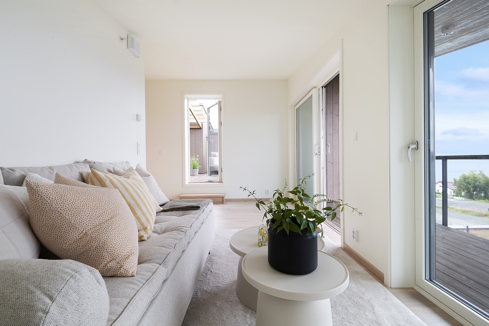 Lys og innbydende stue med store vinduer som gir flott utsikt og naturlig lysinnslipp. Utgang til hyggelig overbygd terrasse Galleribilde