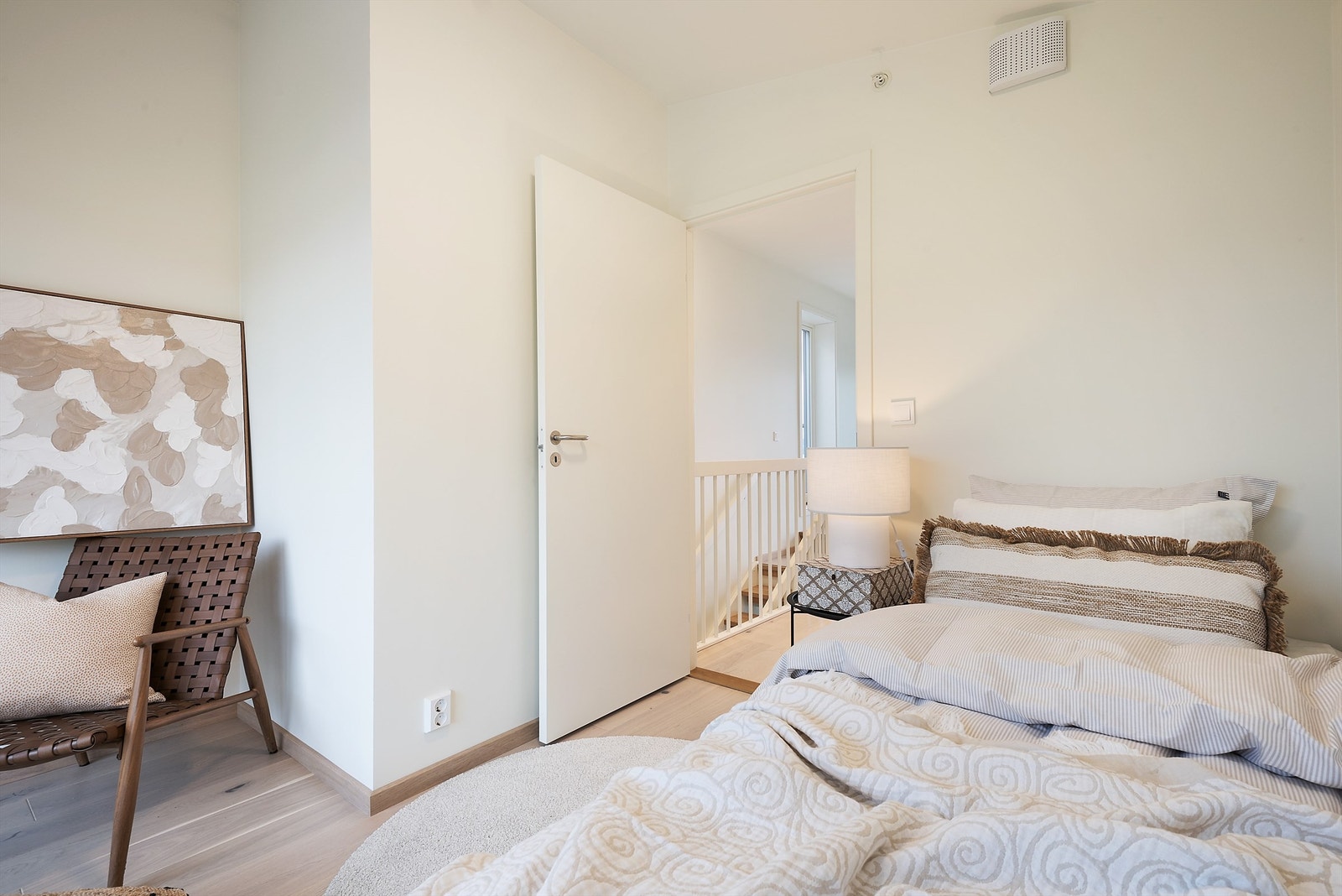 Lyst og lekkert soverom i 3.etasje Galleribilde