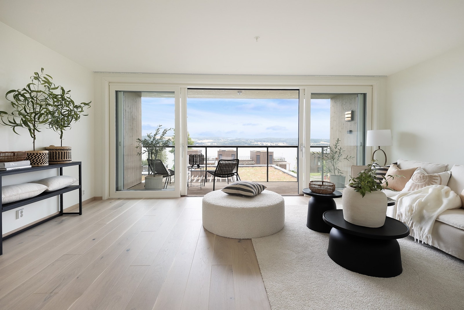 Gulvene er belagt med 1-stavs matt lakkert eikeparkett og vegger med malte gipsplater Galleribilde