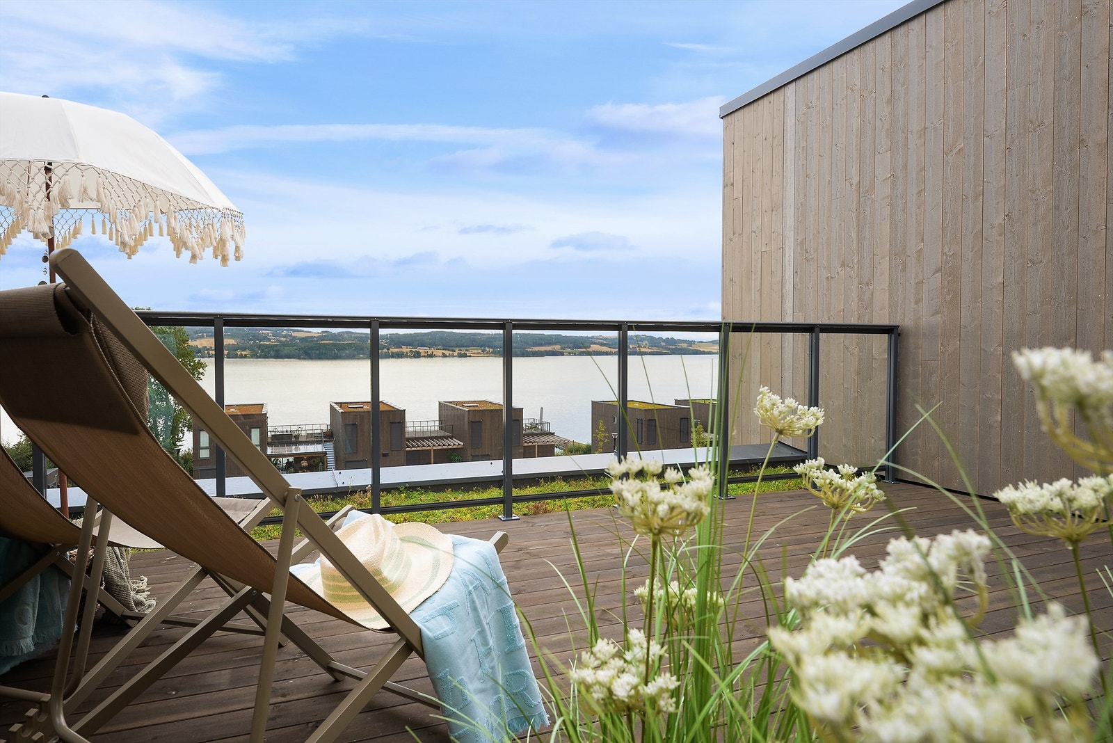 Fra takterrassen er utsikten upåklagelig, et deilig sted å nyte livet! Galleribilde