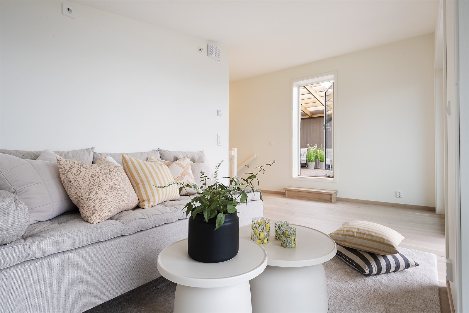 Stuen har utgang til nydelig usjenert takterrasse med panoramautsikt Galleribilde