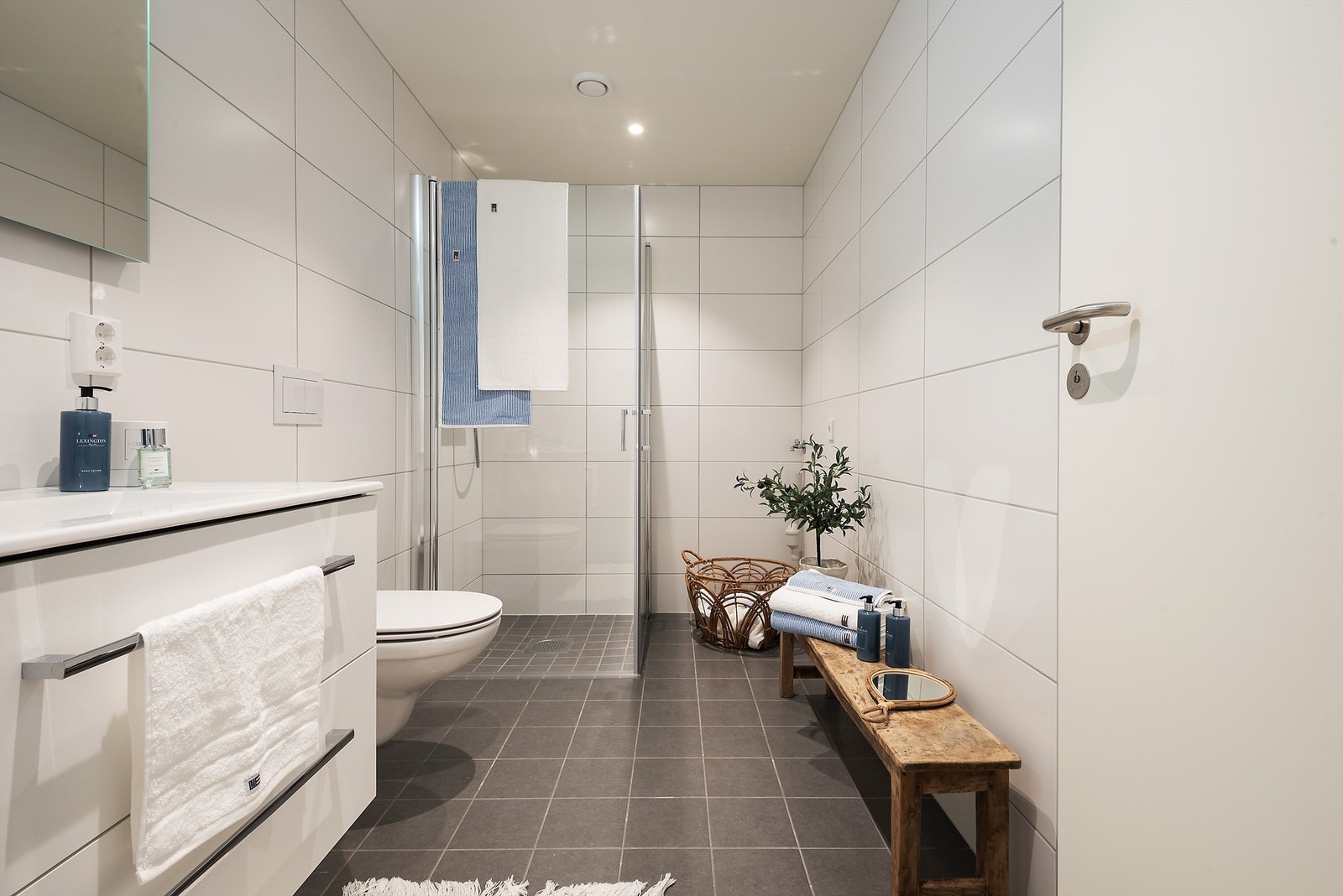 Delikat flislagt baderom med behagelig gulvvarme Galleribilde