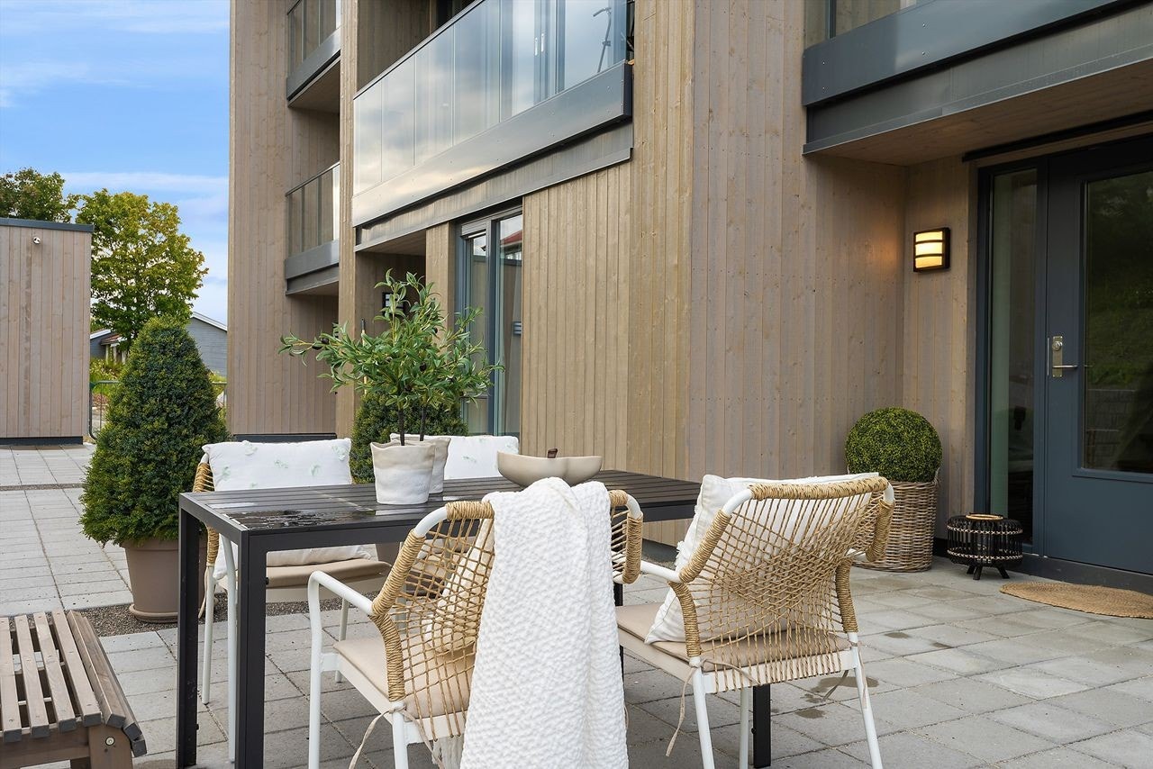 Adkomst via et hyggelig og meget pent opparbeidet inngangsparti Galleribilde