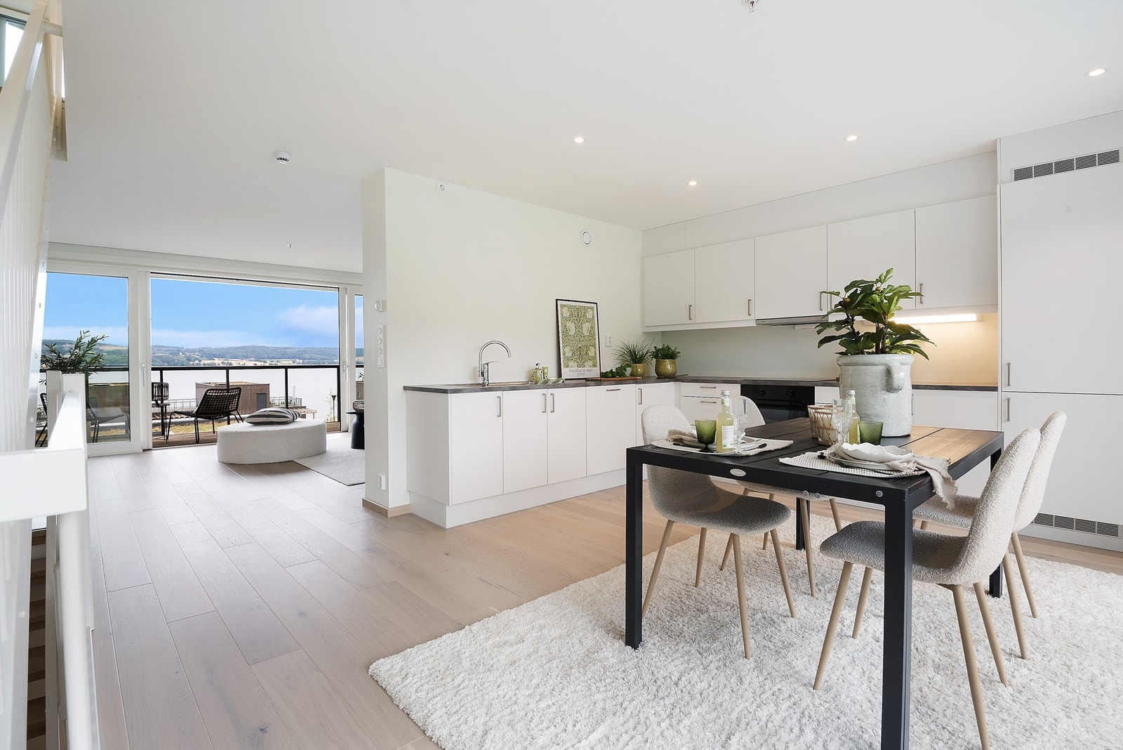 Det stilfulle kjøkkenet er i god størrelse med fin plass for spisegruppe Galleribilde