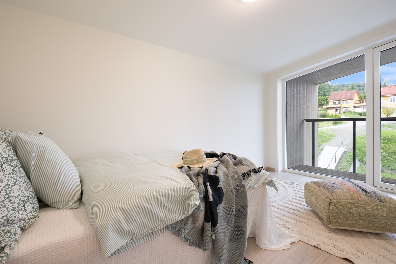 Soverommet har utgang til overbygd terrasse Galleribilde