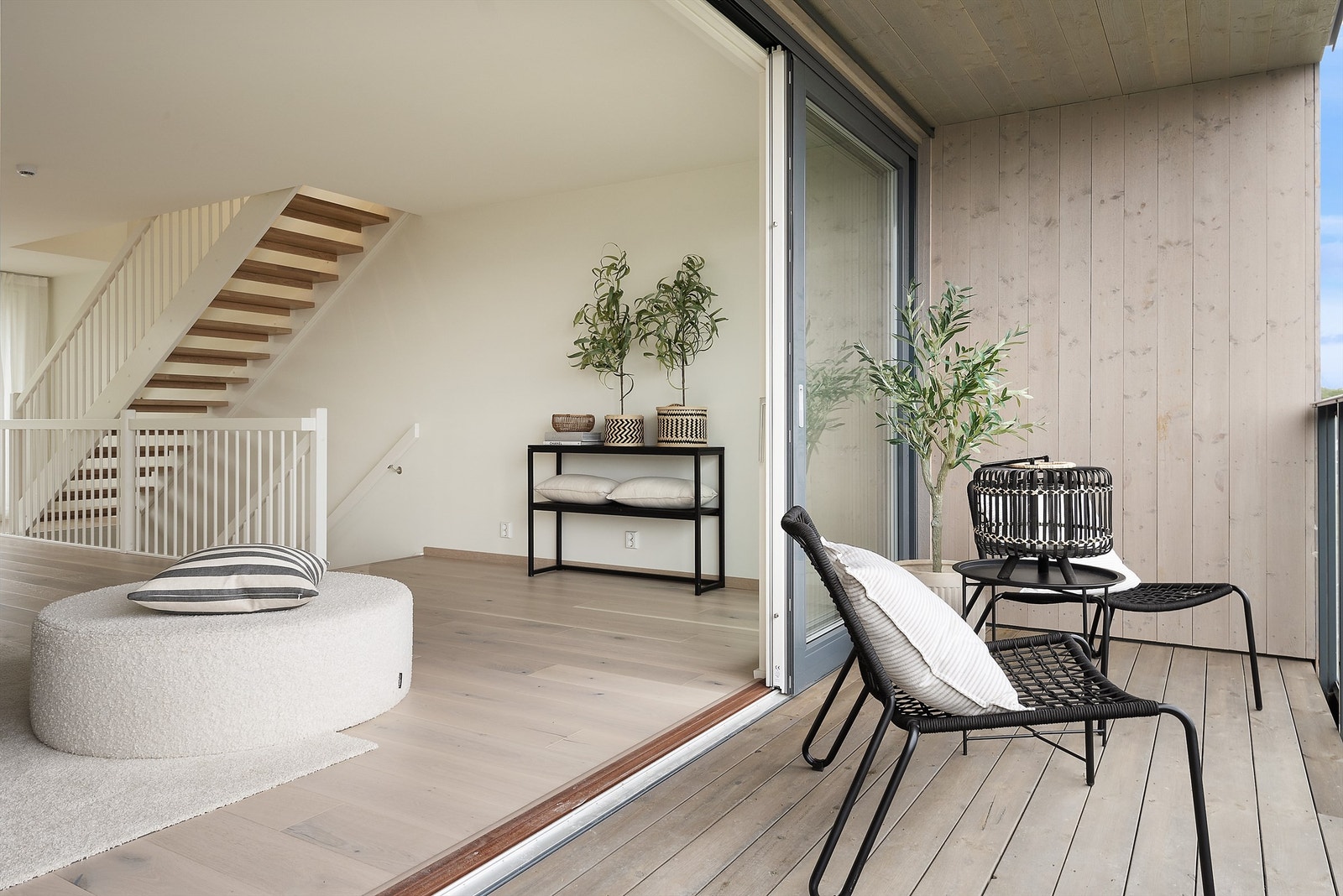 Boligen har rikelig med uteplasser Galleribilde