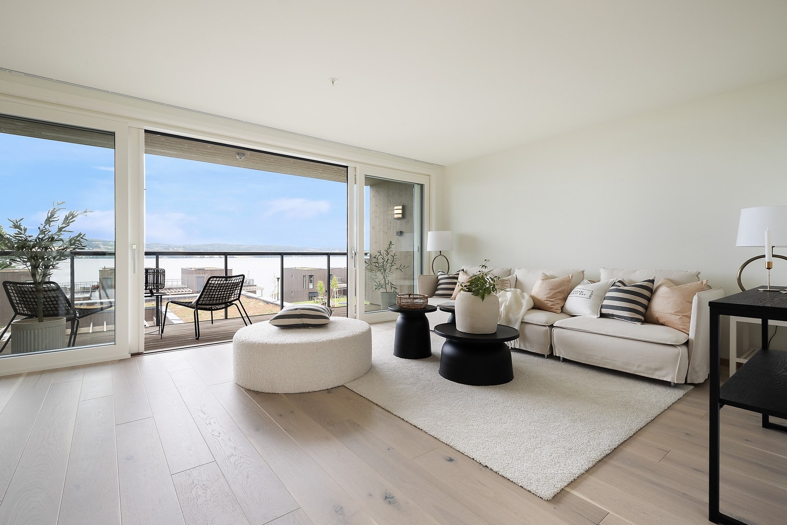 Fra stuen med utgang til overbygd terrasse med fantastisk mjøsutsikt! Galleribilde