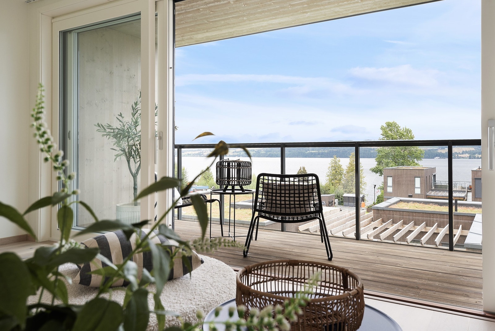 Tomten ligger høyt høyt og er skrånende ned mot Mjøsa slik at boligen nyter godt av flott utsikt og gode solforhold. Galleribilde