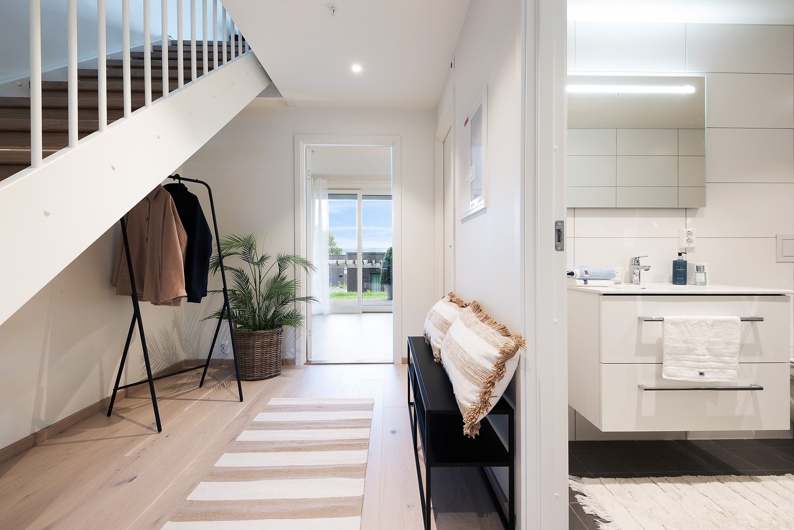 Lys og innbydende entré med tilgang til moderne bad. Galleribilde
