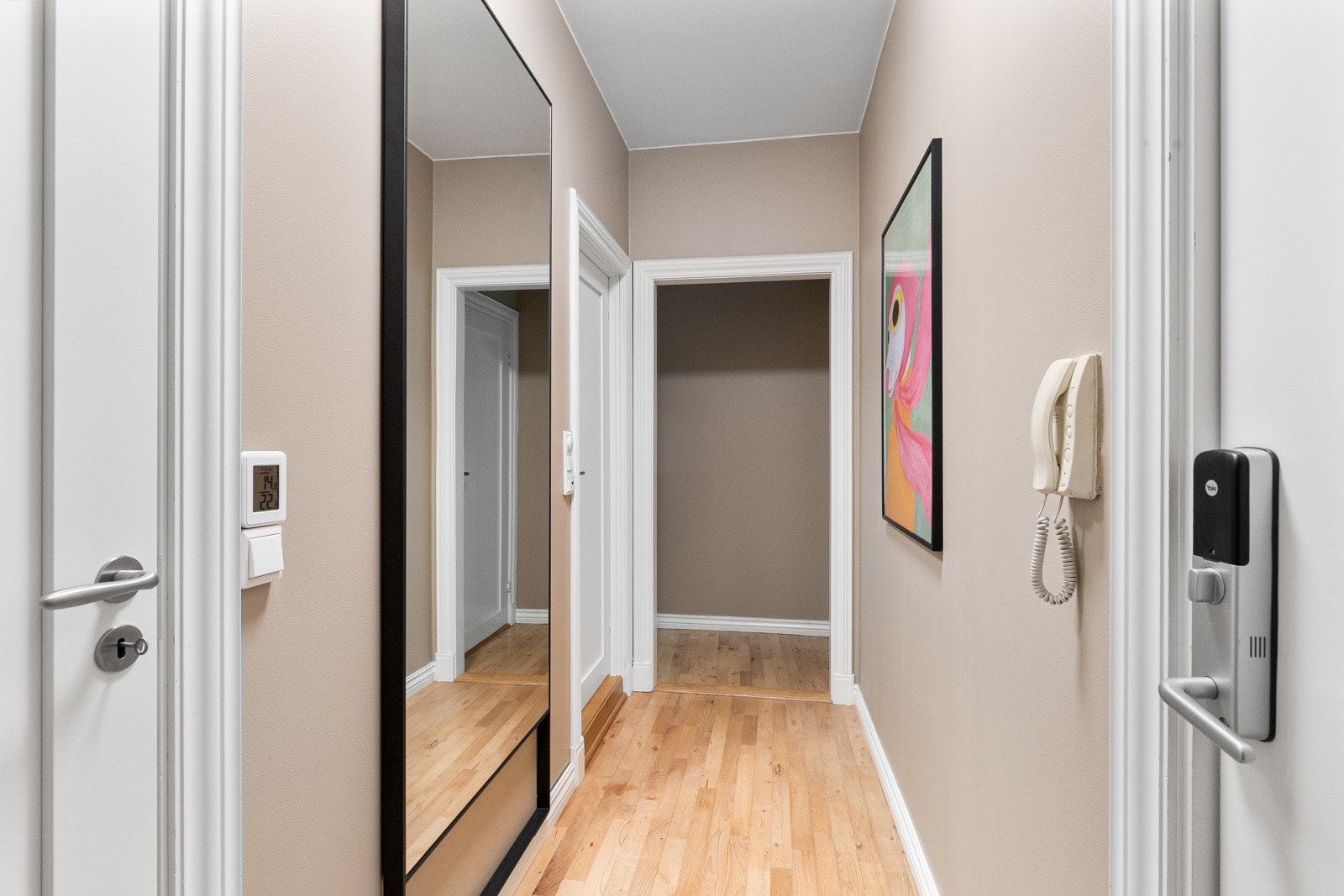 Entréen gir et ryddig og innbydende førsteinntrykk av leiligheten. I tilknytning til entréen ligger et omkledningsrom som gir svært god plass til oppheng av yttertøy og sko. Galleribilde