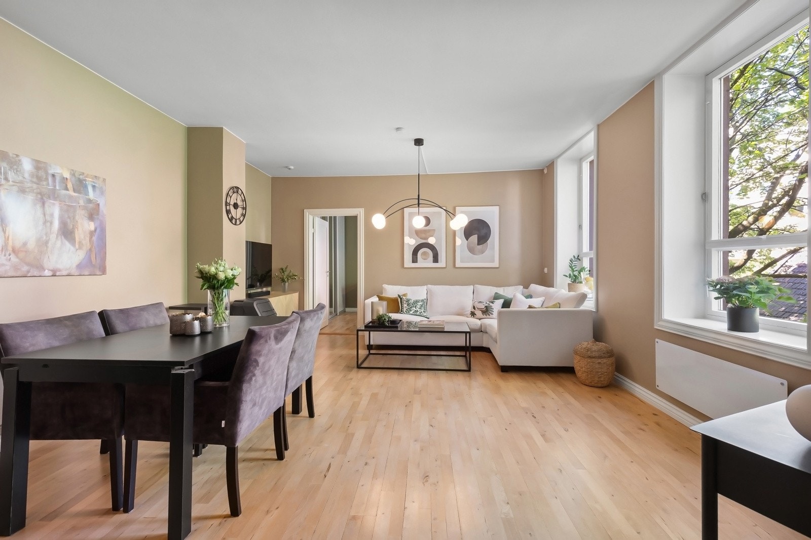 Innbydende og lys stue med god plass til både sofagruppe og øvrig møblement. Galleribilde