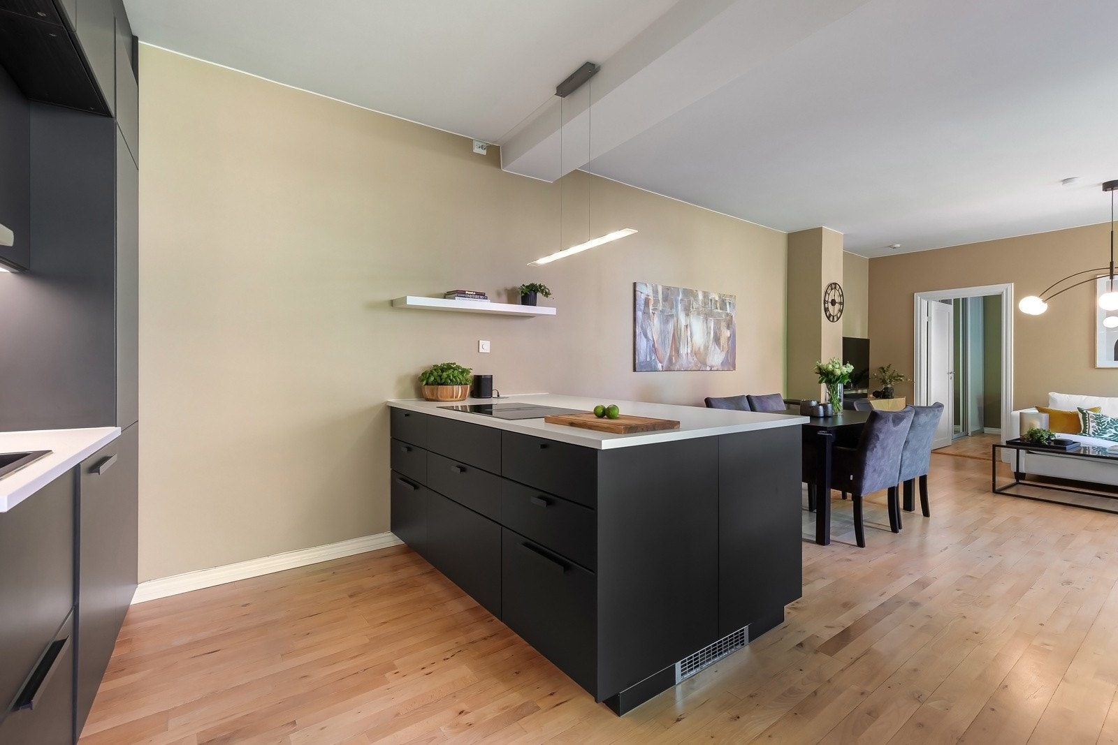 Kjøkkenet er utstyrt med oppvaskmaskin fra Bauknecht, stekeovn og kjøl/frys fra Blomberg, samt induksjonsplatetopp med integrert avtrekk fra Witt, plassert i kjøkkenøyen. Galleribilde