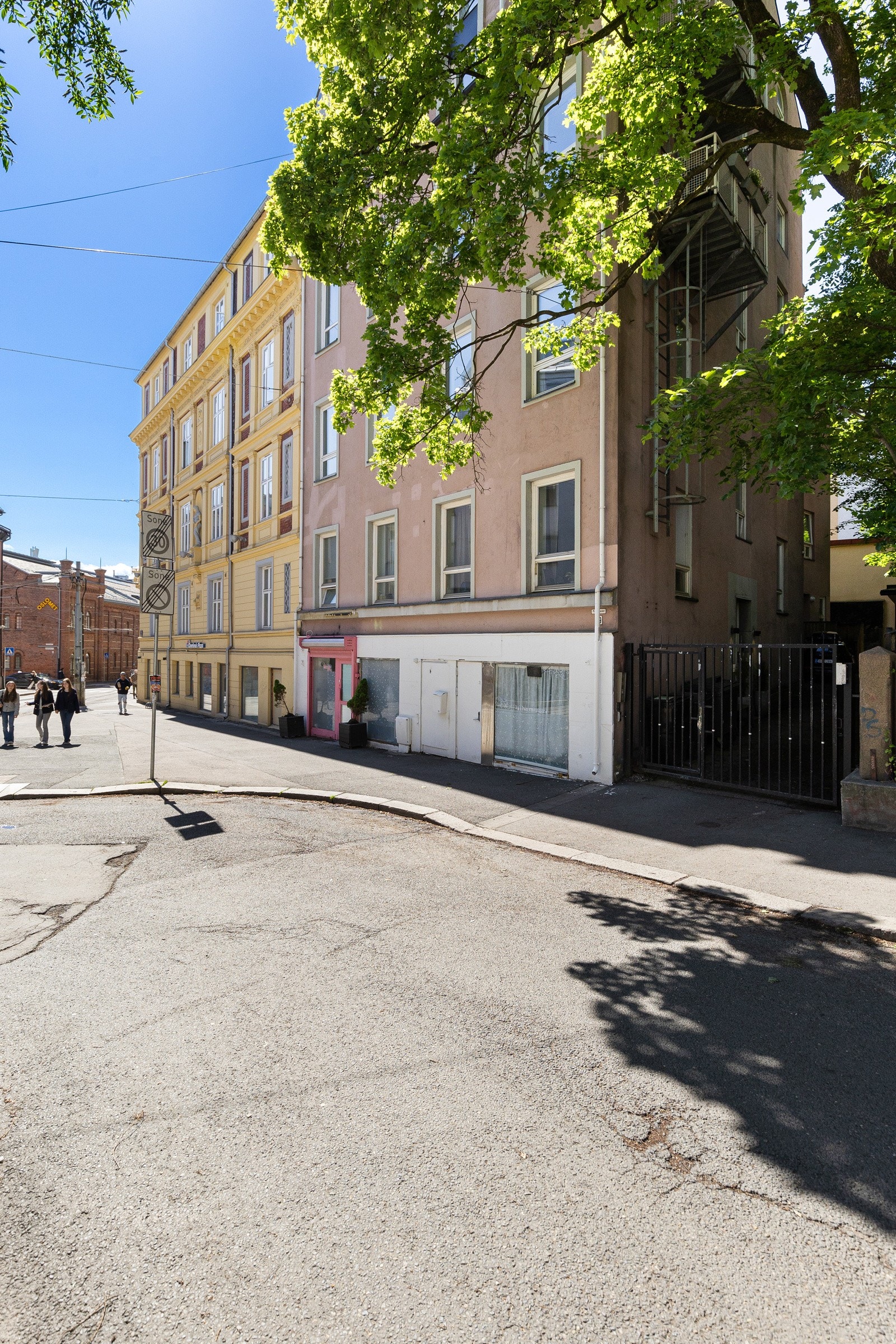 Beliggenheten kombinerer det urbane og det grønne, med kort vei til både sentrum, parker og kollektivtransport. Galleribilde