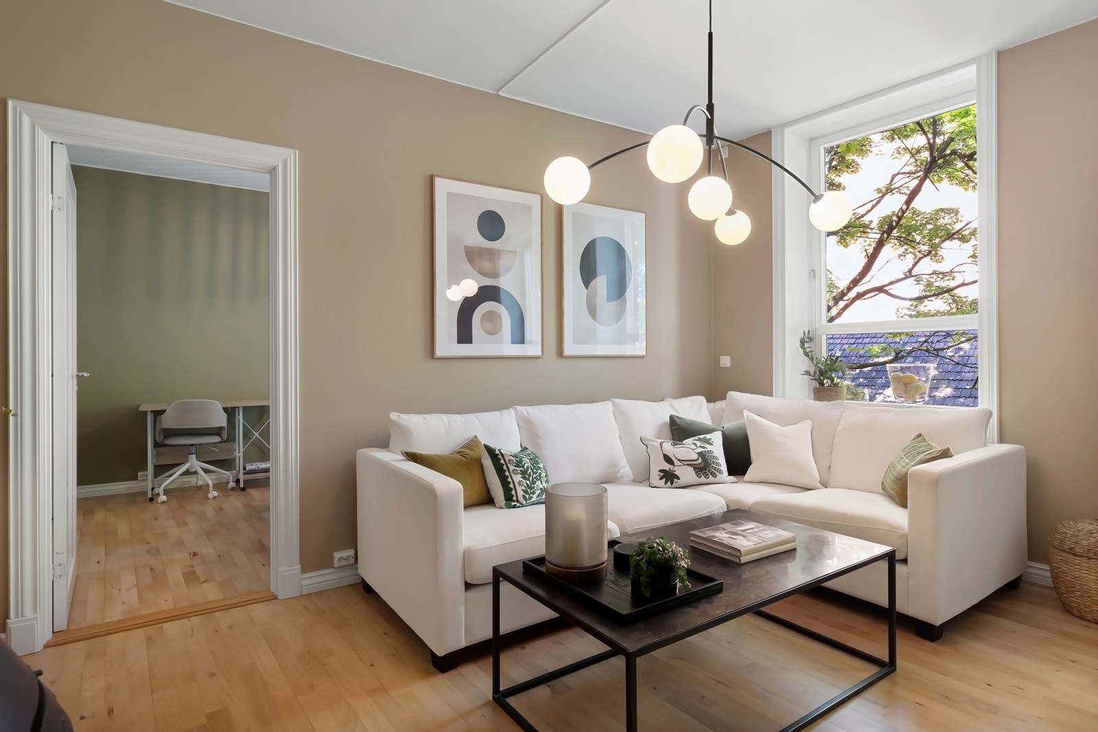 Rommets utforming gir fleksible møbleringsmuligheter og gjør det enkelt å tilpasse etter eget behov og stil. Galleribilde