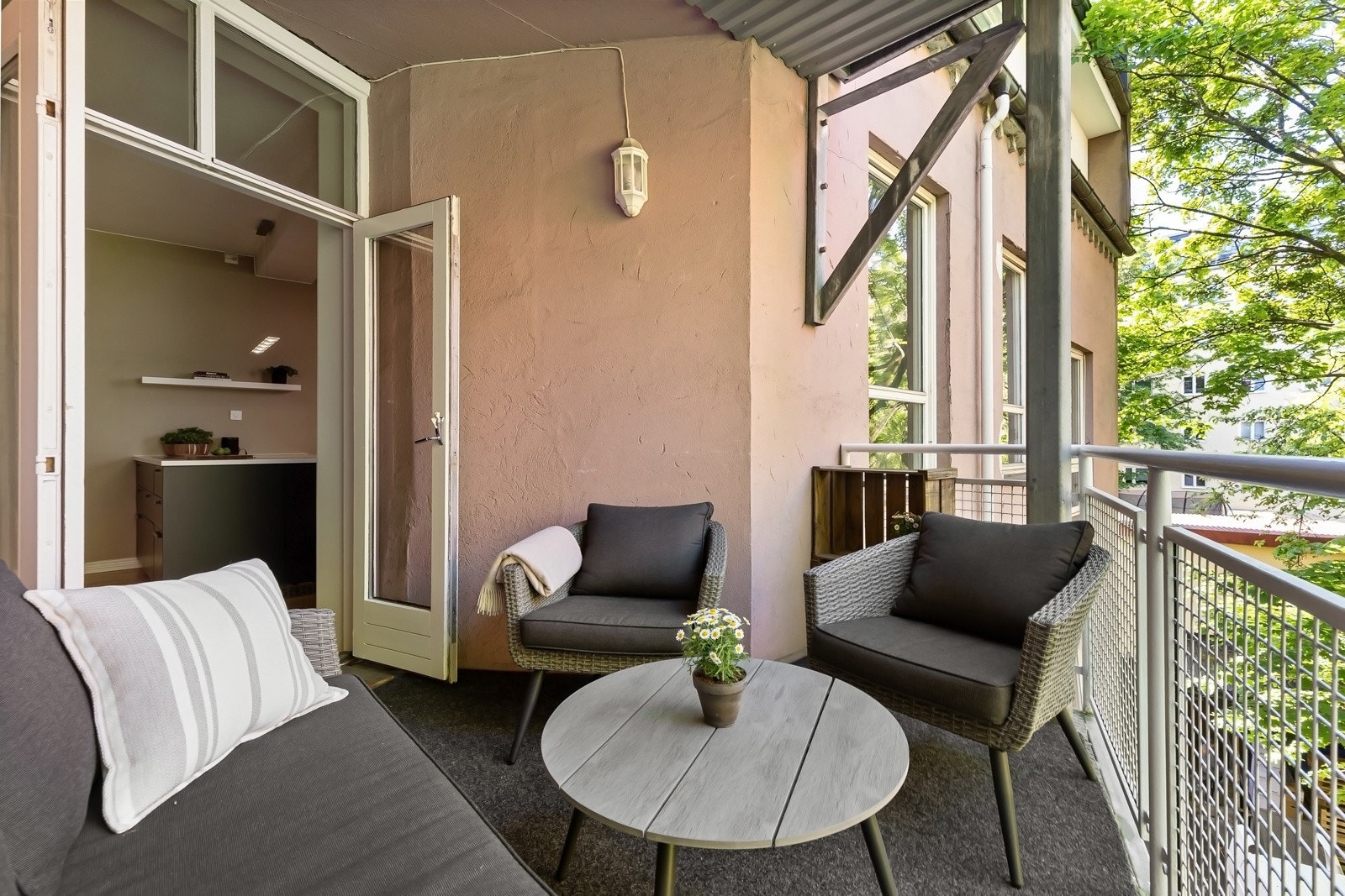 Leiligheten ligger skjermet til i byggets tredje etasje, og vender mot rolig bakgård. Galleribilde