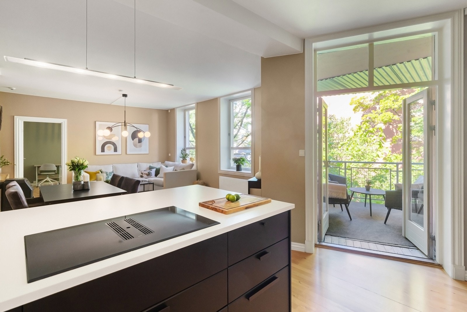 Fra stuen/kjøkkenet er det utgang til en vestvendt balkong med utsyn mot bakgård. Galleribilde