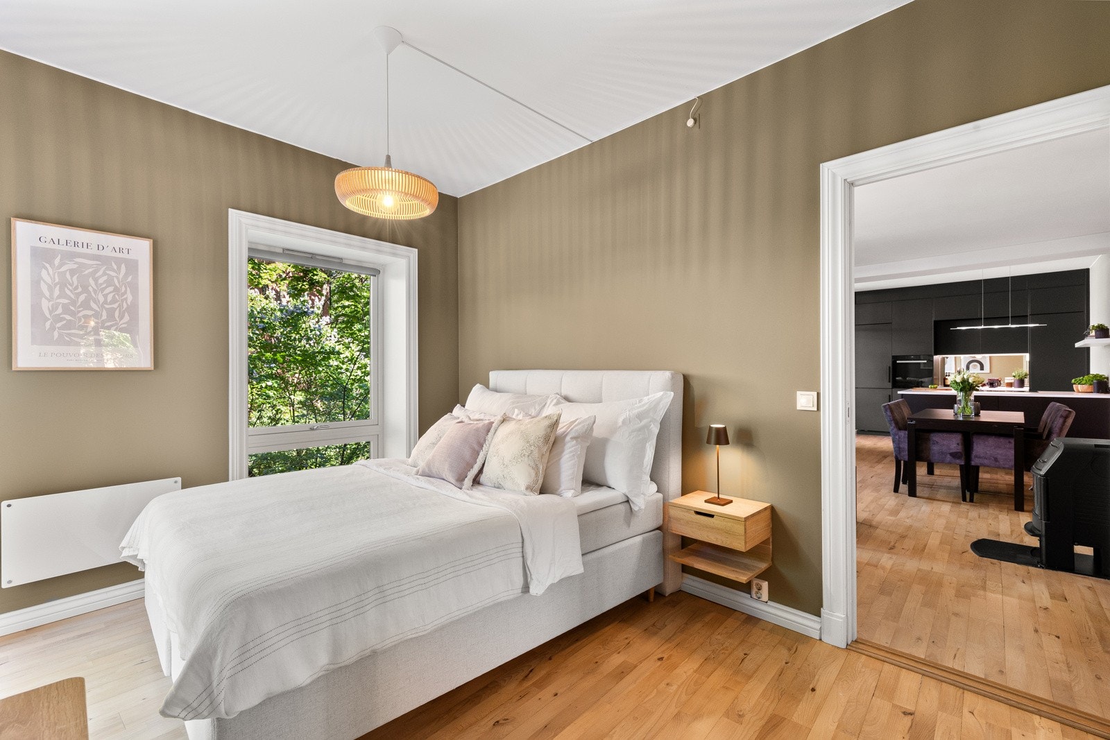 Hovedsoverommet er romslig og lyst, med god plass til dobbeltseng og nattbord. Galleribilde