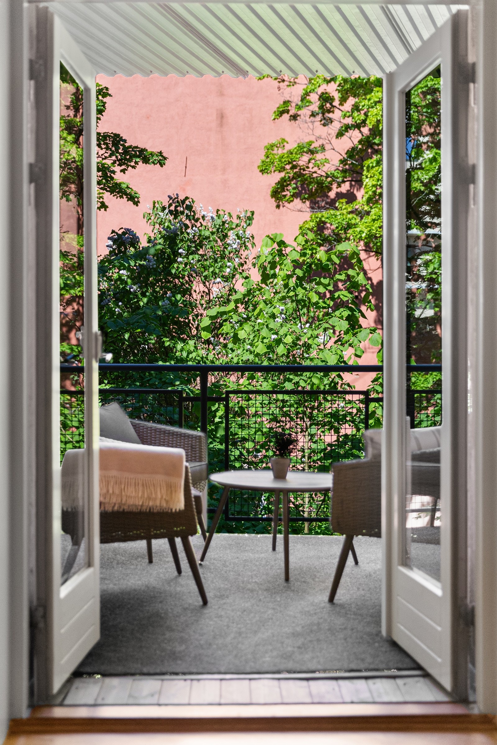 Balkongen har en lun og skjermet beliggenhet med gode solforhold på ettermiddagen. Galleribilde