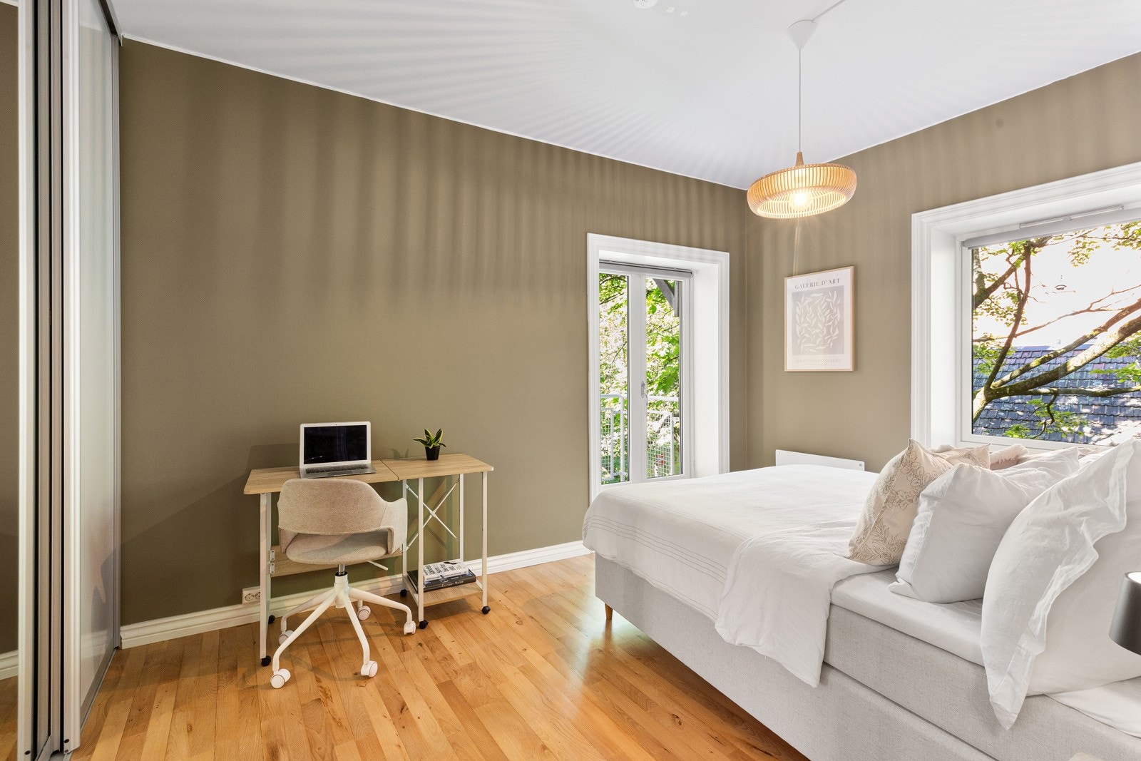 Fra soverommet er det direkte utgang til brannbalkong med trapp opp til takterrassen. Galleribilde