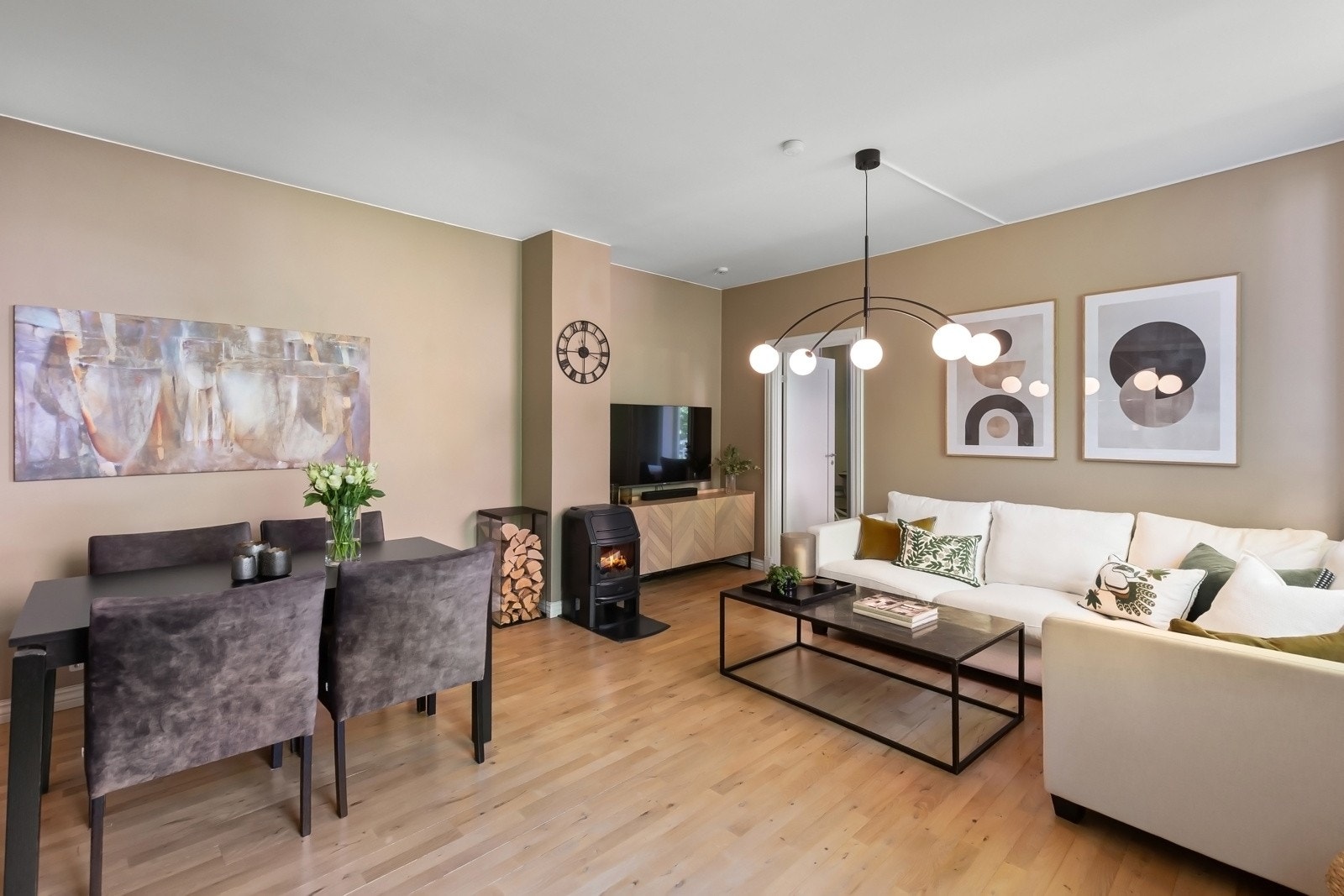 Leiligheten har 2-stavs bøkeparkett på gulv og veggene er malt i lyse fargetoner. Galleribilde