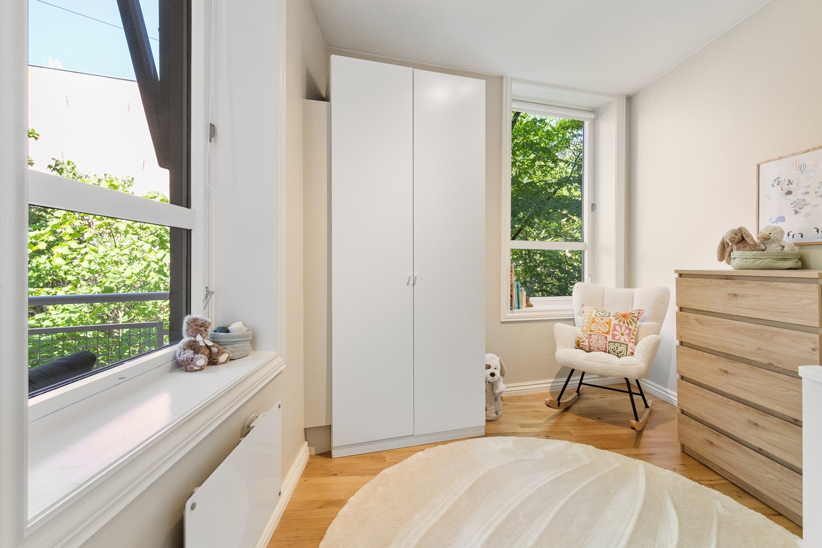 Soverom nummer 2 er lyst og trivelig og vender også mot bakgården. Galleribilde